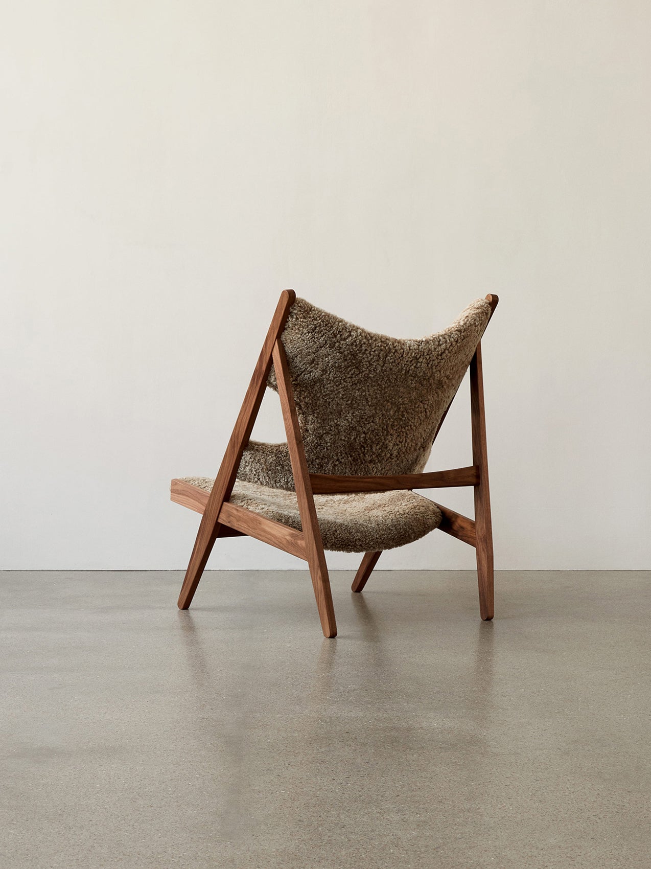 Fauteuil de salon et de chambre en peau de mouton et chêne avec découpe au niveau des accoudoirs