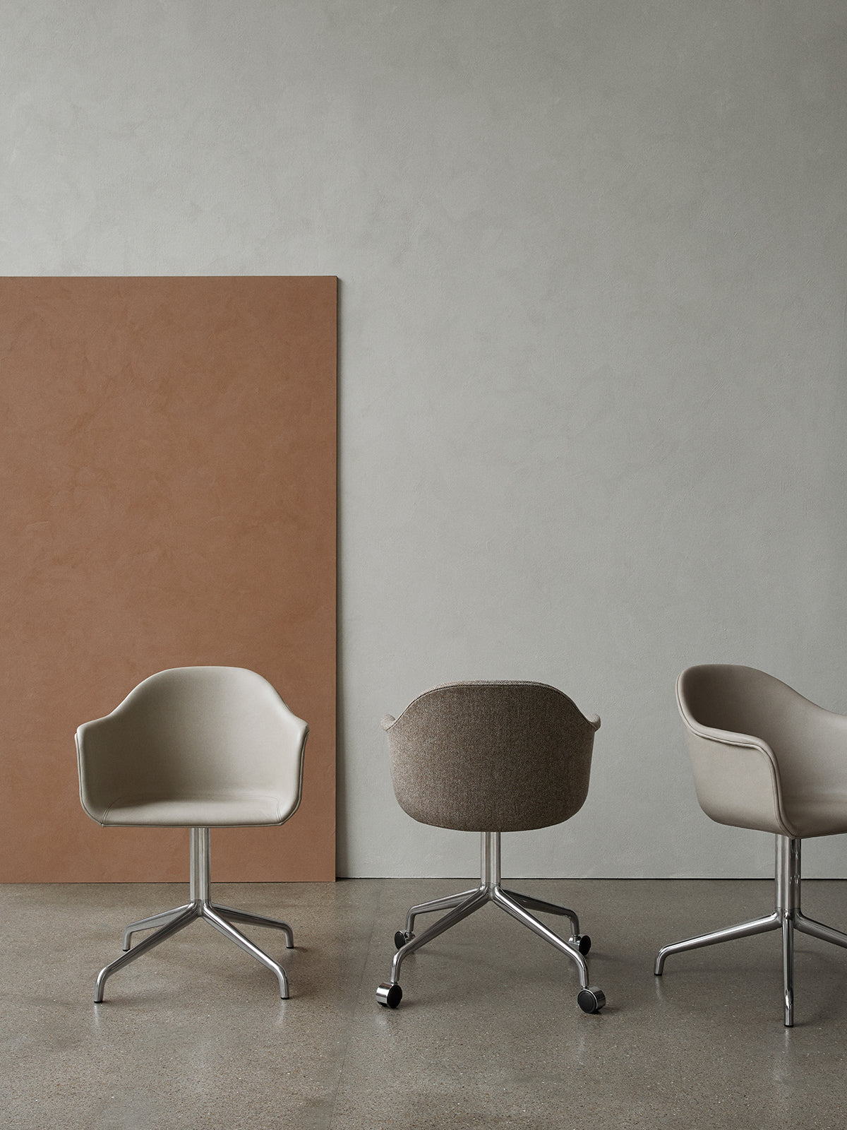 Chaise de salle à manger contemporaine rembourrée, piétement pivotant en aluminium poli, coque ergonomique pour salle à manger et bureau