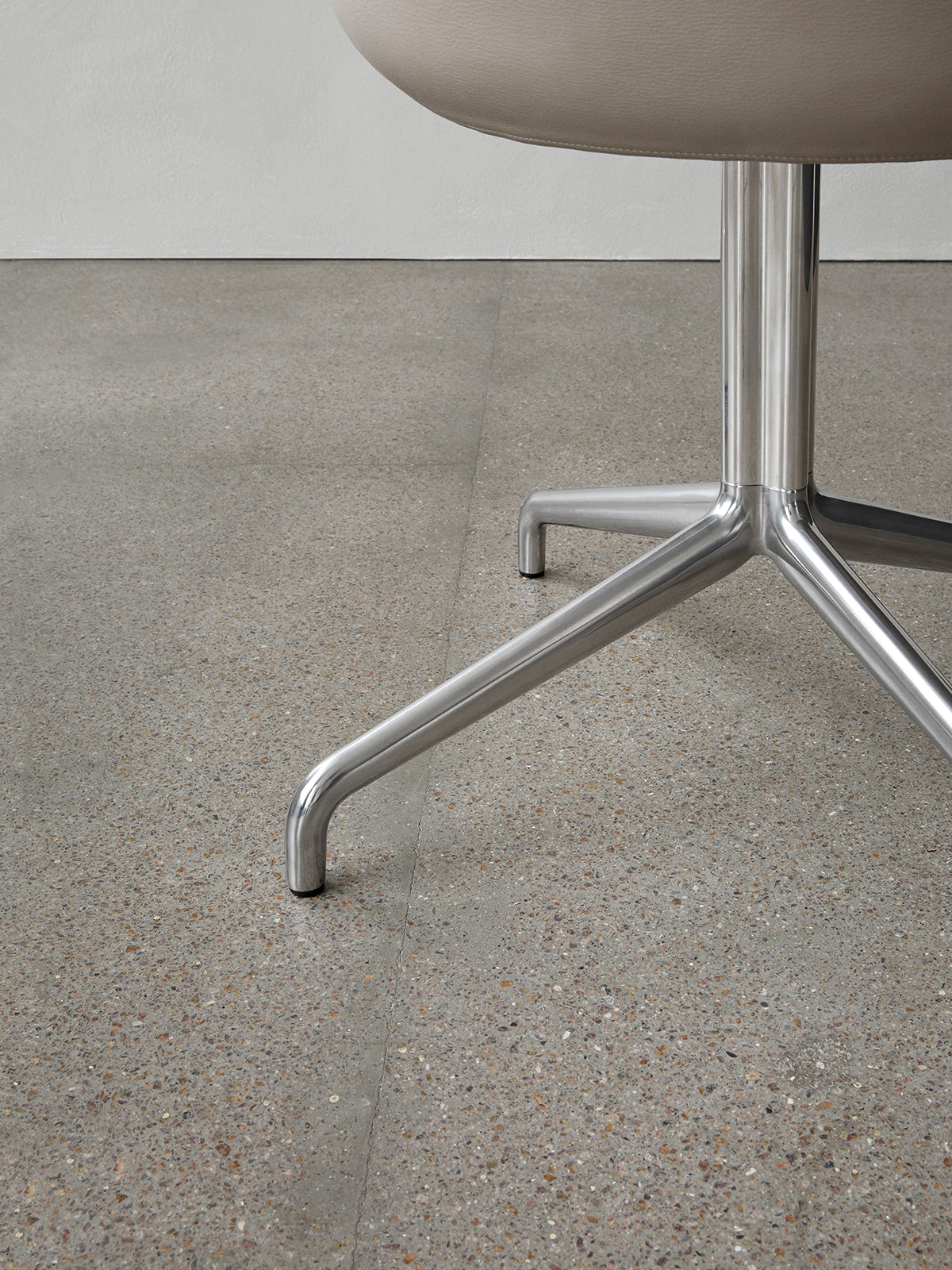 Chaise de salle à manger contemporaine rembourrée, piétement pivotant en aluminium poli, coque ergonomique pour salle à manger et bureau