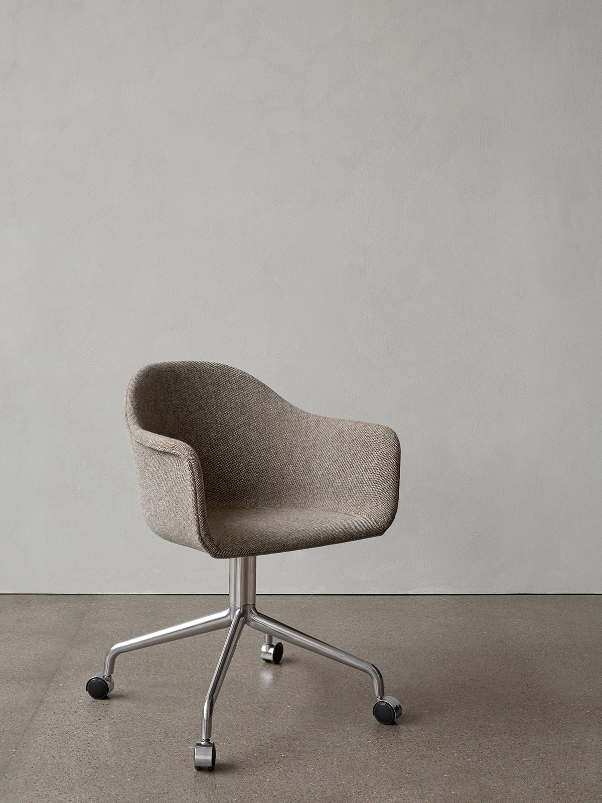 Chaise de salle à manger contemporaine rembourrée, piètement étoile pivotant en aluminium poli avec roulettes pour bureau et salle à manger