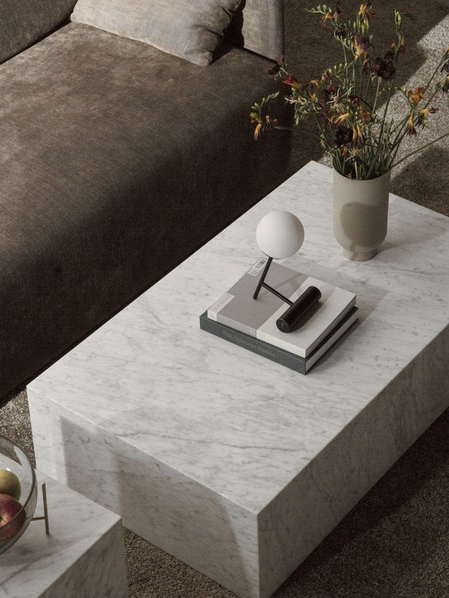 Table basse salon et couloir en marbre et pierre, design minimaliste avec piètement discret