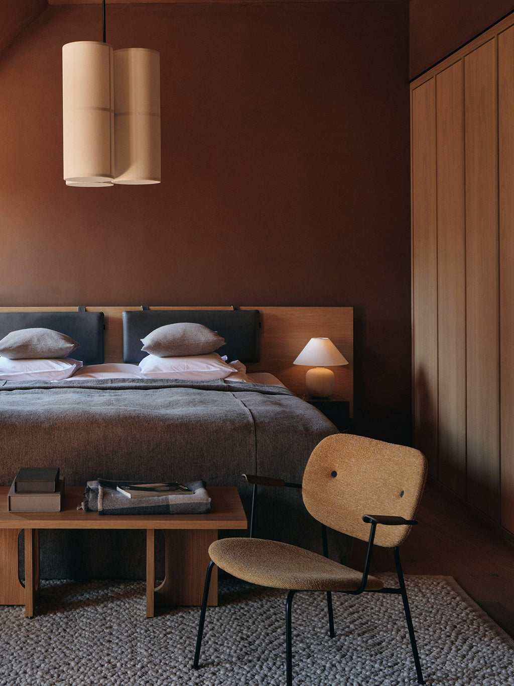 Table de salon scandinave en chêne et noyer avec banquette polyvalente pour salon