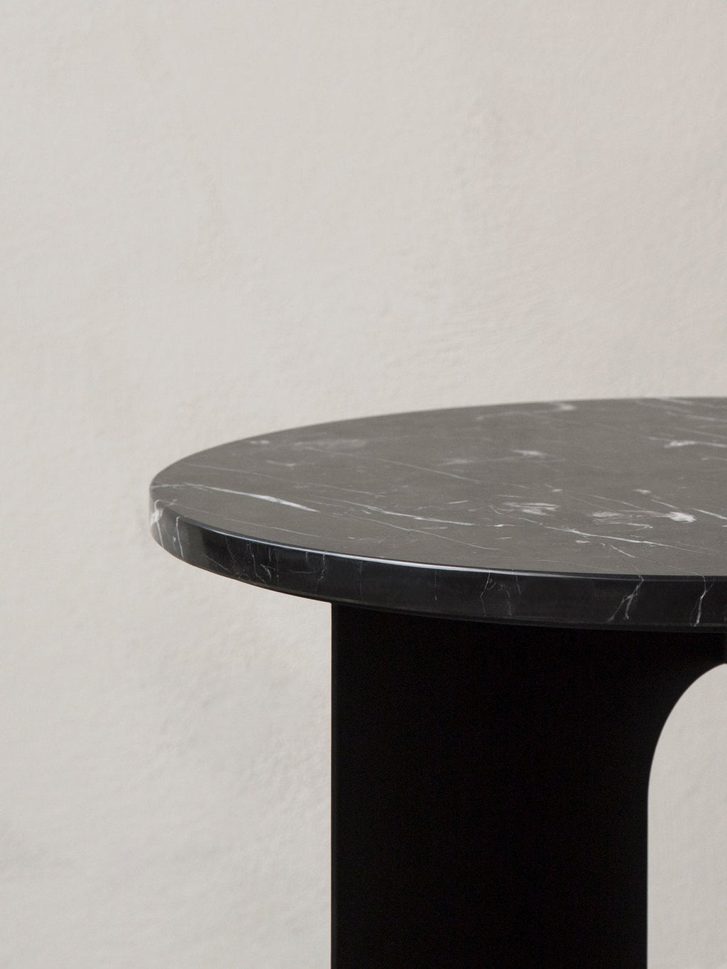 Table d'appoint contemporaine en acier et marbre Ø40 avec pieds en métal thermolaqué pour salon et chambre