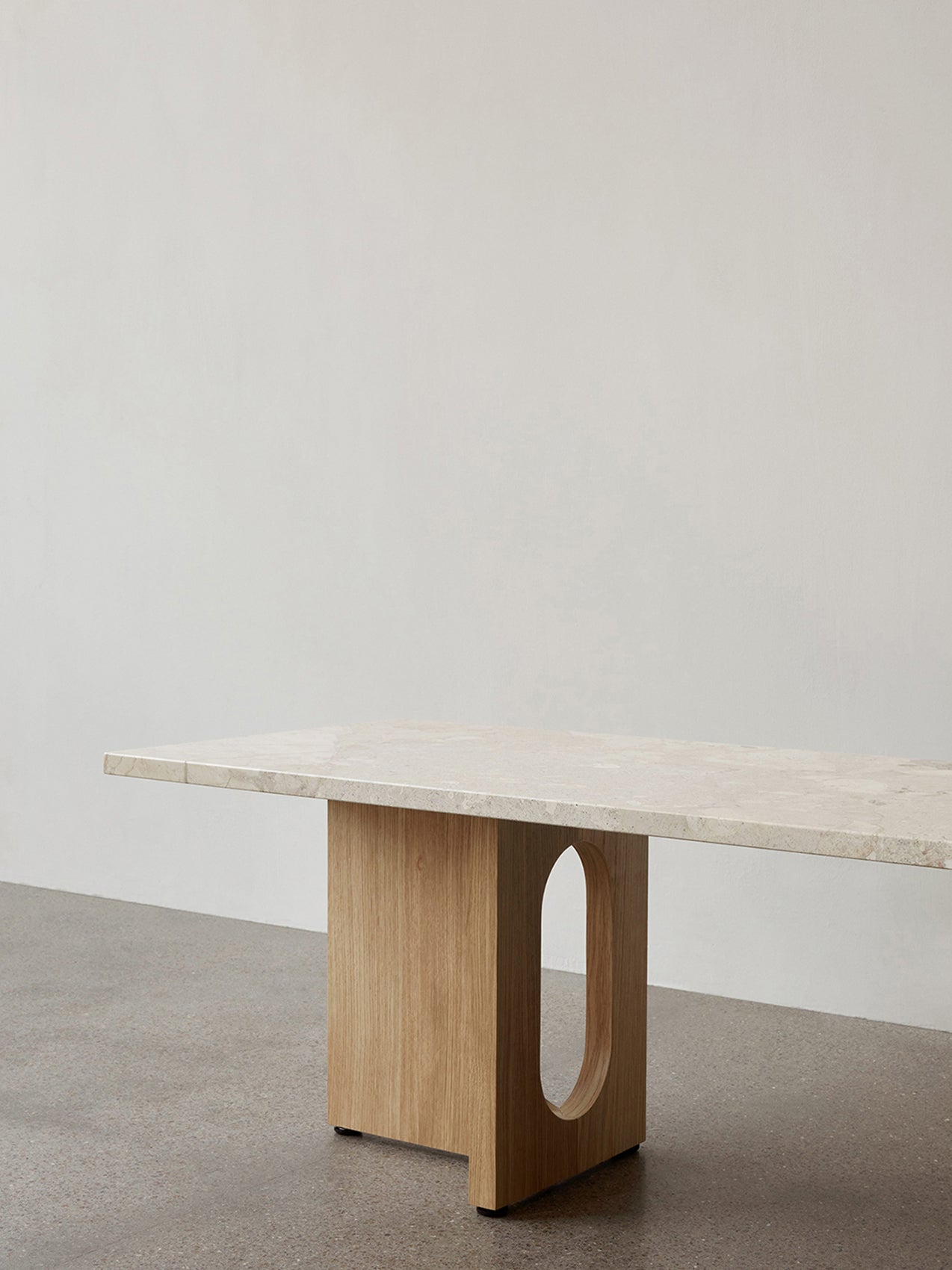 Table de salon scandinave en chêne et noyer avec banquette polyvalente pour salon