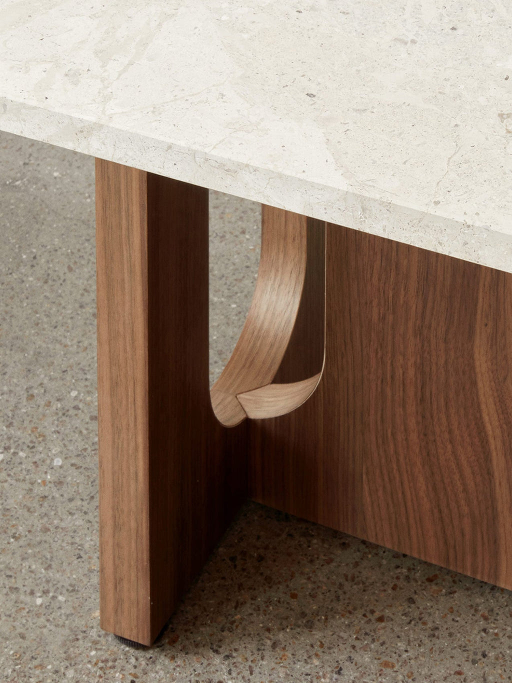 Table de salon scandinave en chêne et noyer avec banquette polyvalente pour salon