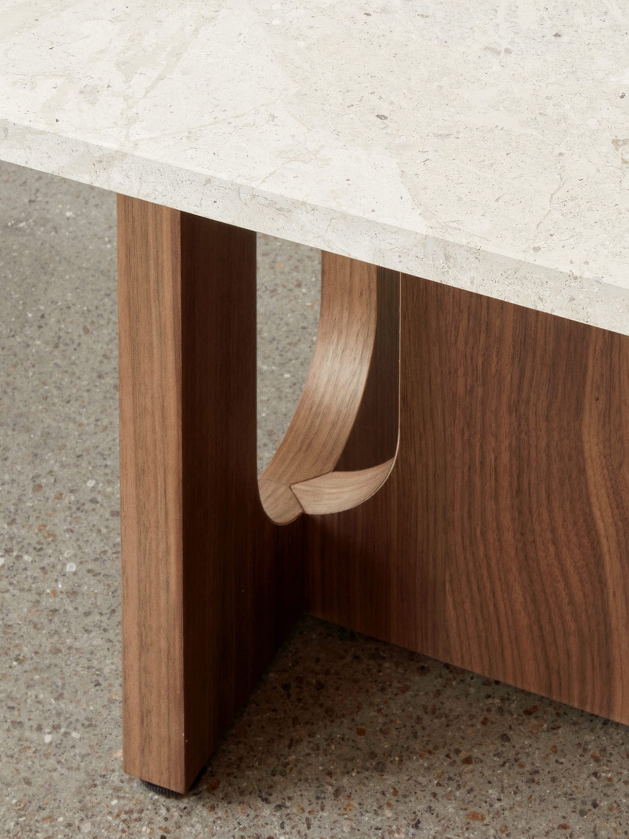 Table de salon scandinave en chêne et noyer avec banquette polyvalente pour salon