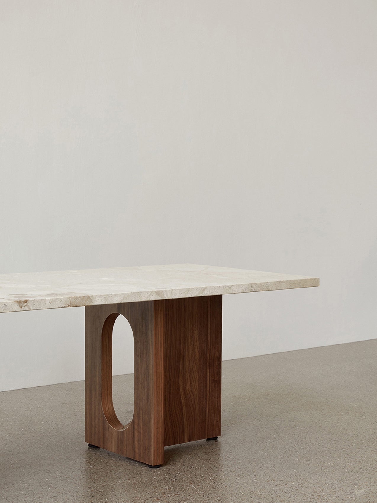 Table de salon scandinave en chêne et noyer avec banquette polyvalente pour salon