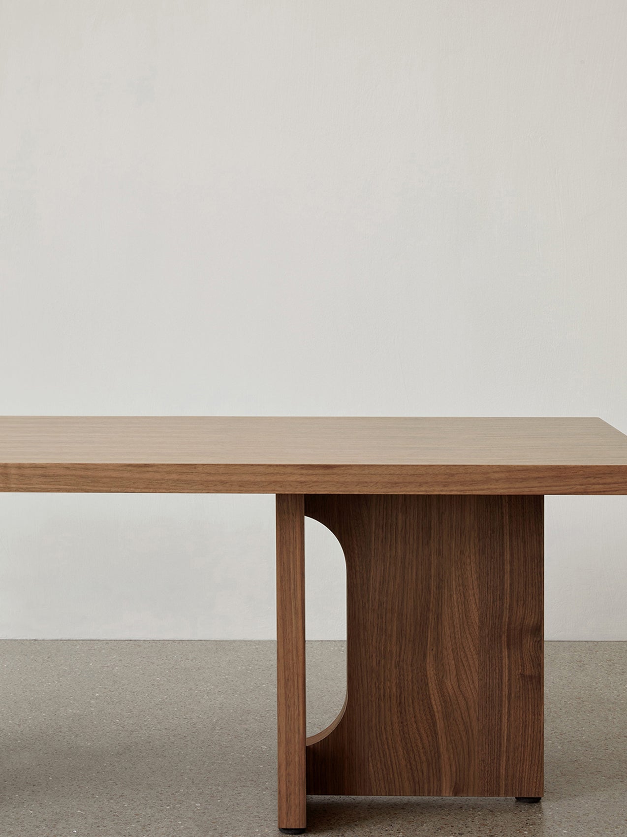 Table de salon scandinave en chêne et noyer avec banquette polyvalente pour salon