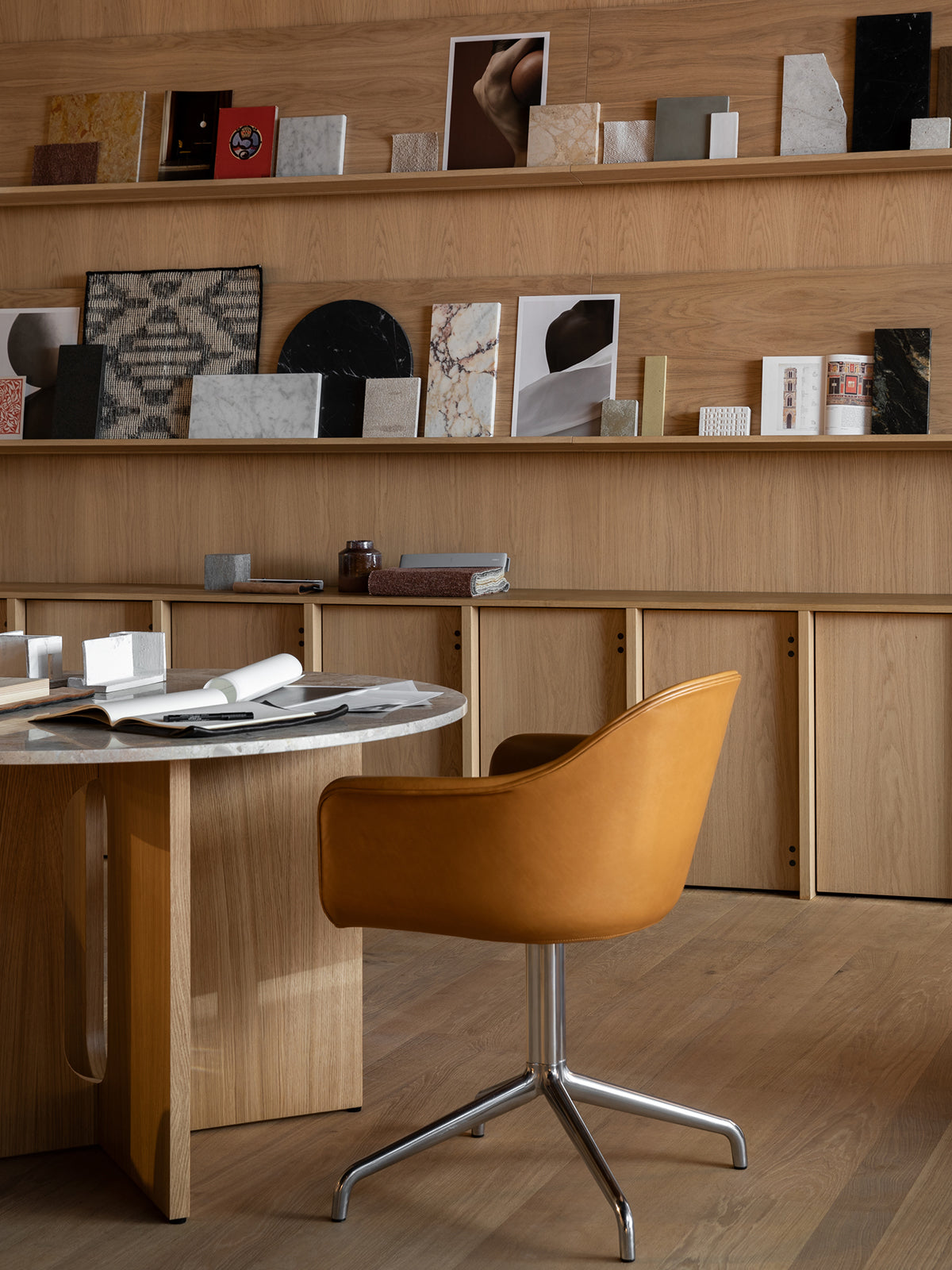Chaise de salle à manger contemporaine rembourrée, piétement pivotant en aluminium poli, coque ergonomique pour salle à manger et bureau