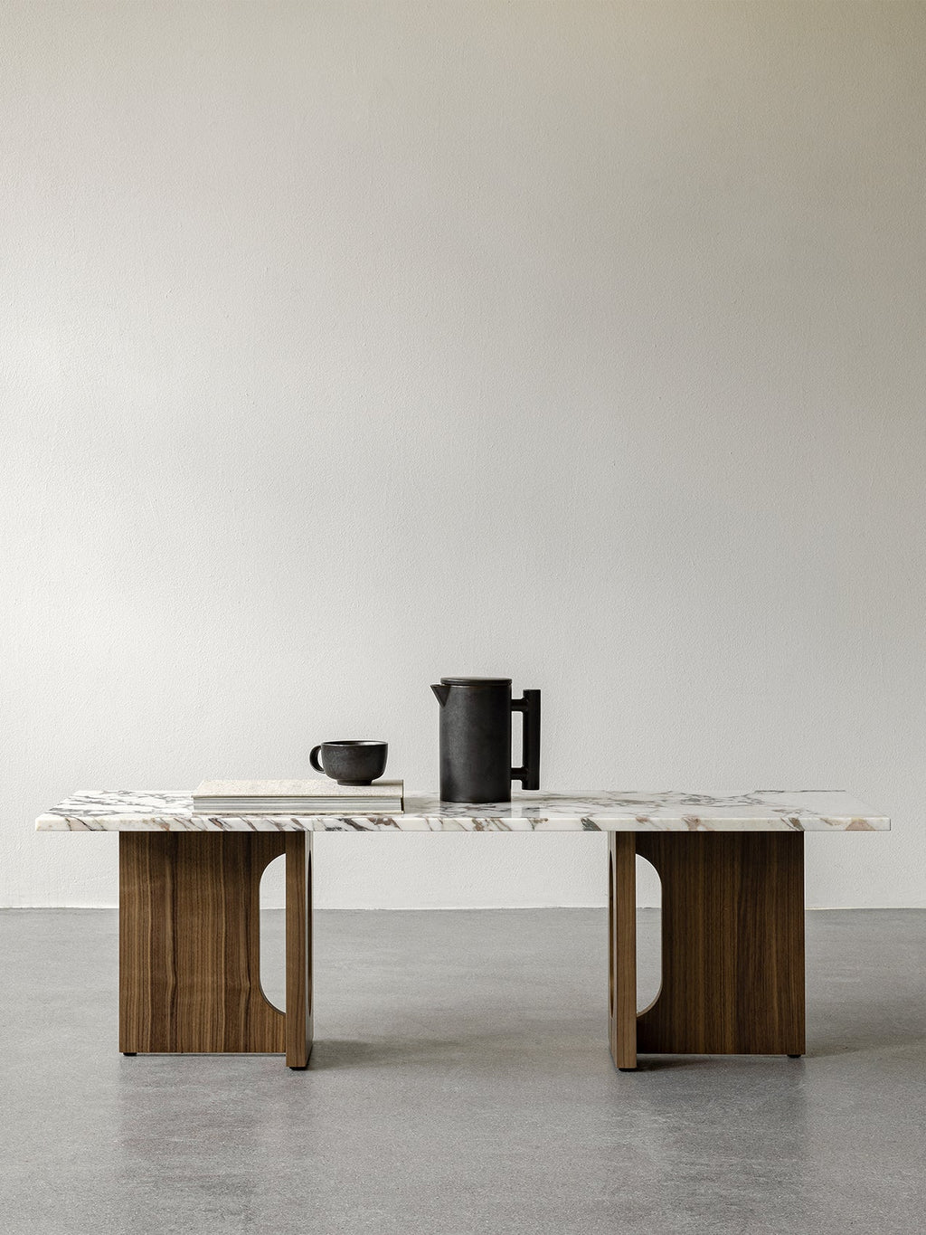 Table de salon scandinave en chêne et noyer avec banquette polyvalente pour salon