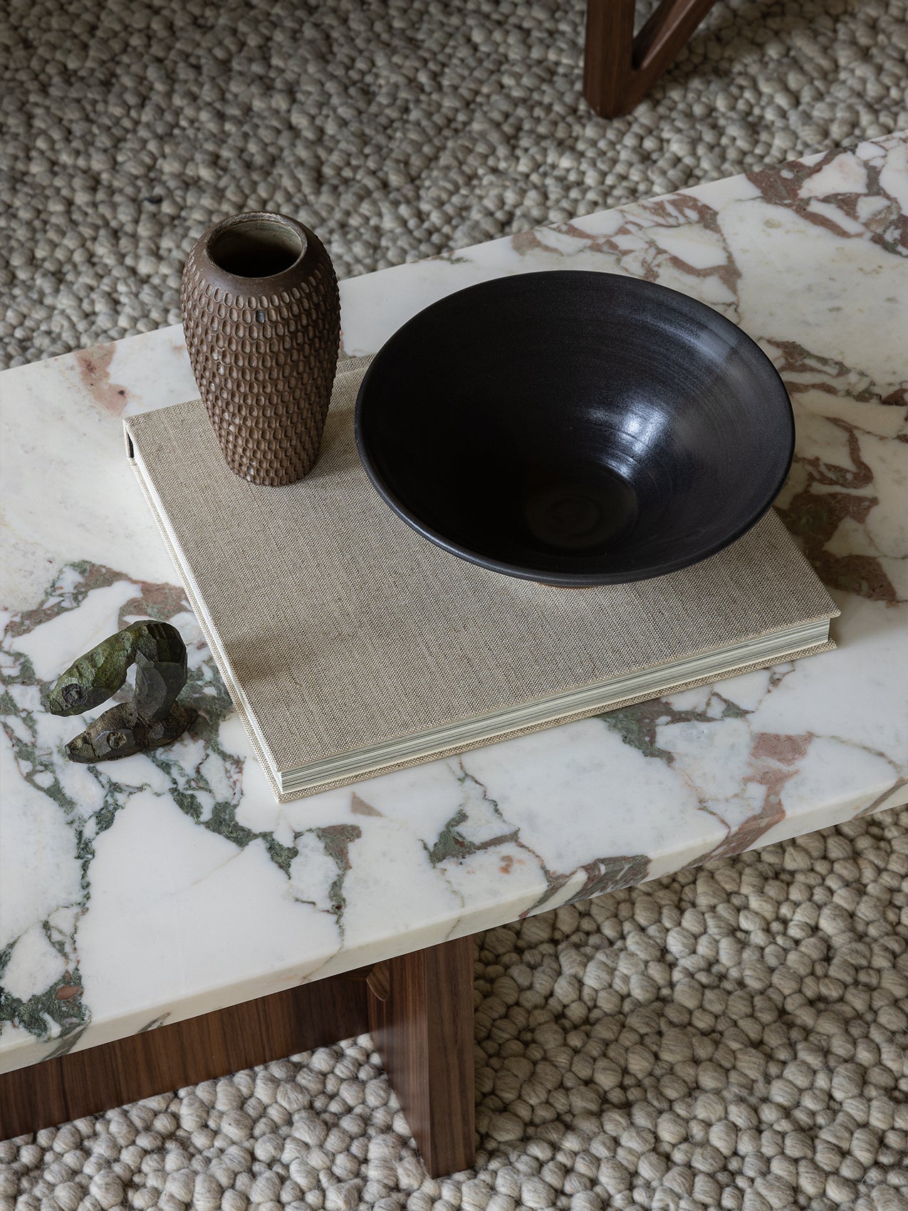 Table de salon scandinave en chêne et noyer avec banquette polyvalente pour salon