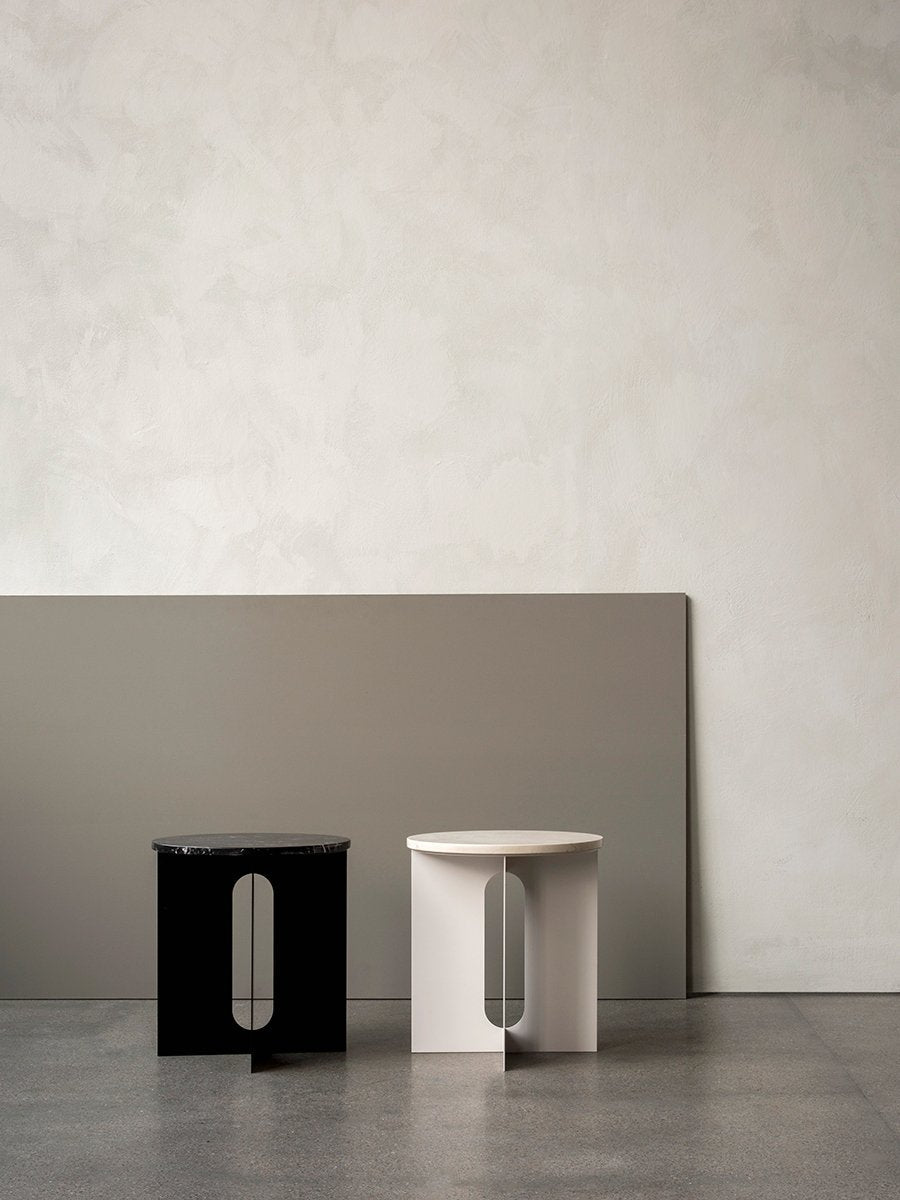 Table d'appoint contemporaine en acier et marbre Ø40 avec pieds en métal thermolaqué pour salon et chambre