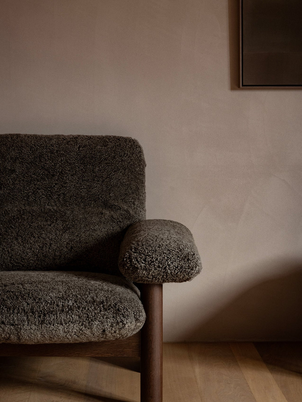 Fauteuil scandinave mi-siècle à dossier haut en peau de mouton avec accoudoirs exagérés pour salon et chambre