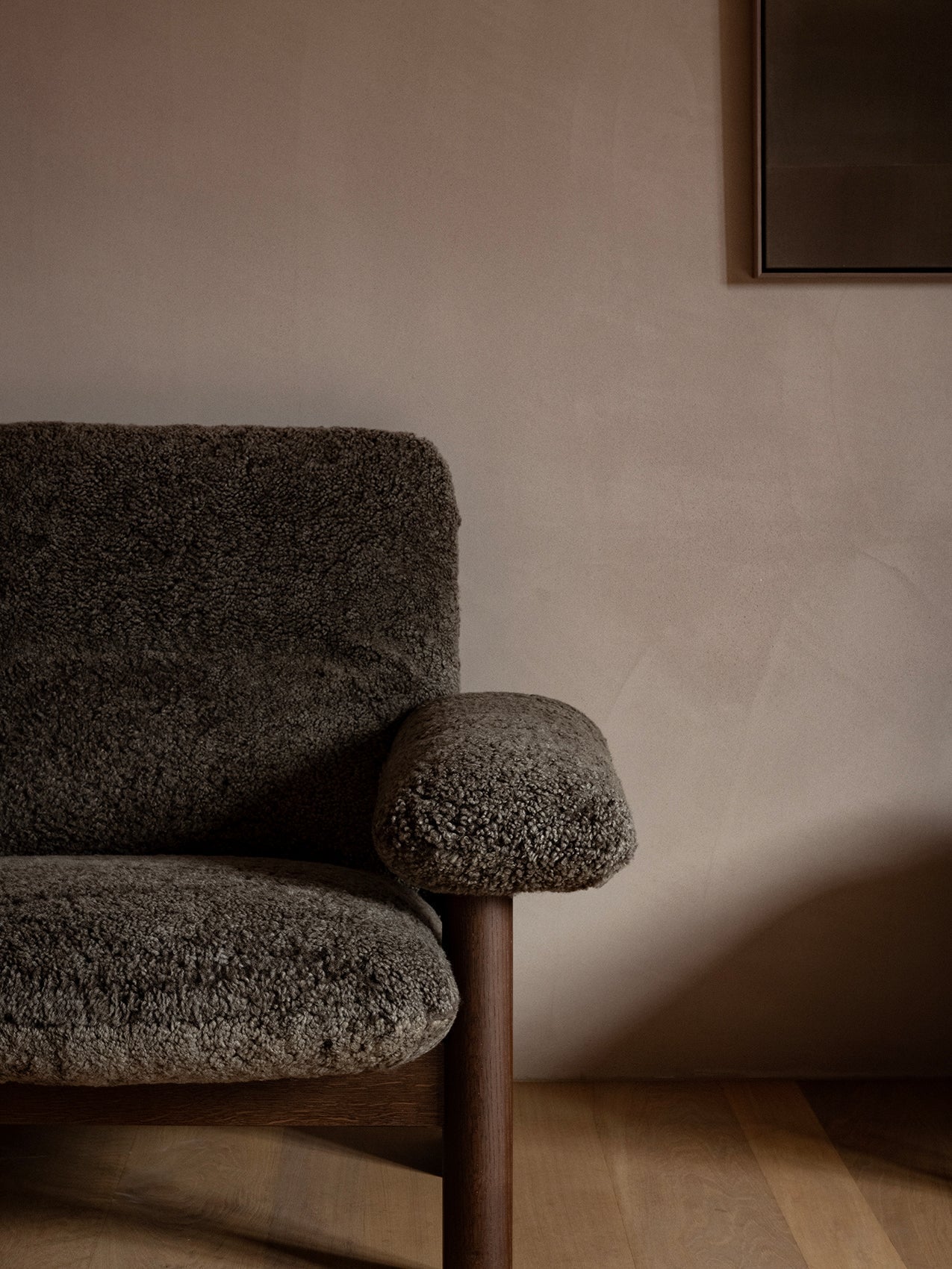 Fauteuil scandinave mi-siècle à dossier haut en peau de mouton avec accoudoirs exagérés pour salon et chambre