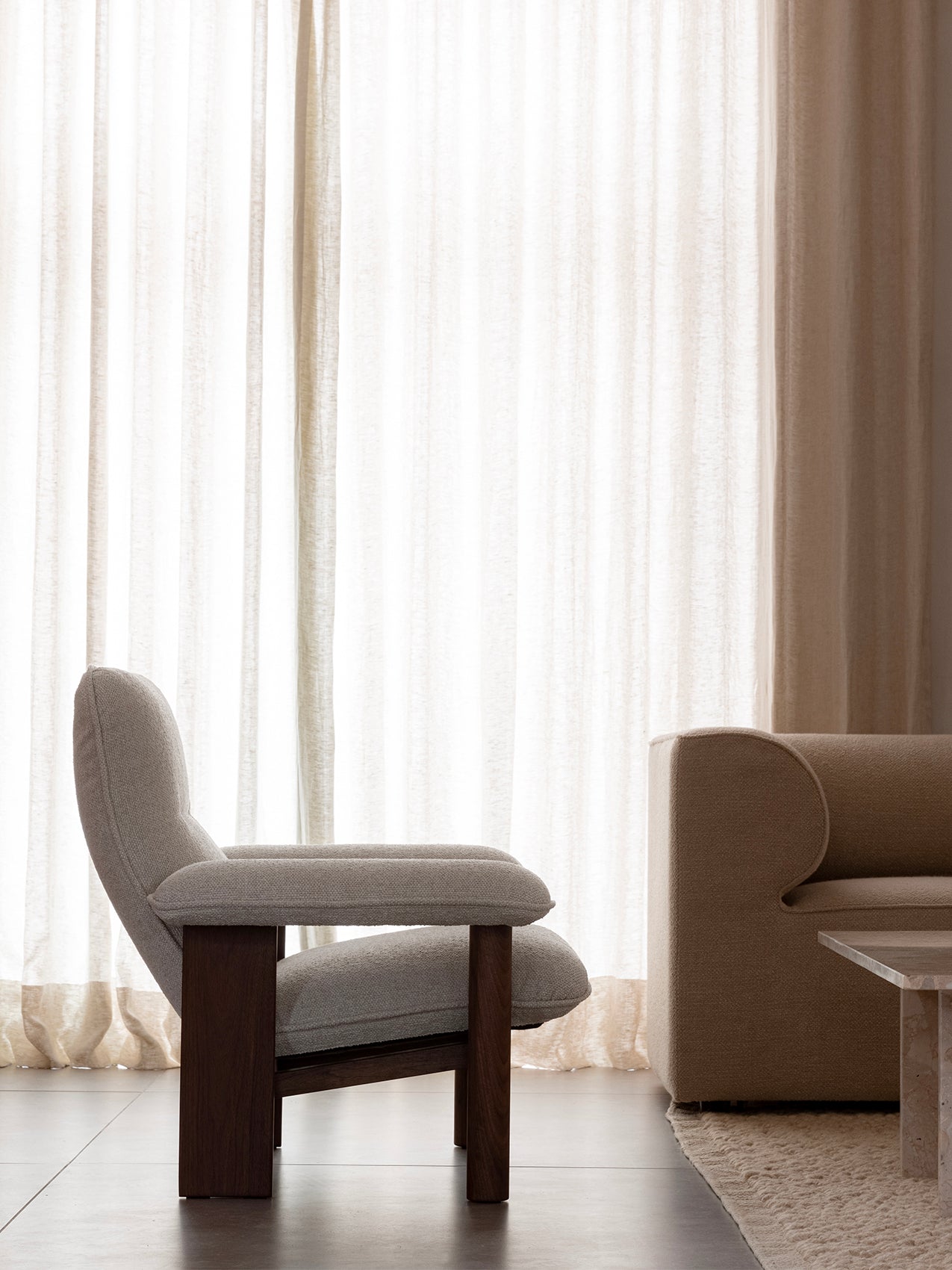 Fauteuil scandinave du milieu du siècle à dossier haut avec accoudoirs exagérés pour salon et chambre à coucher