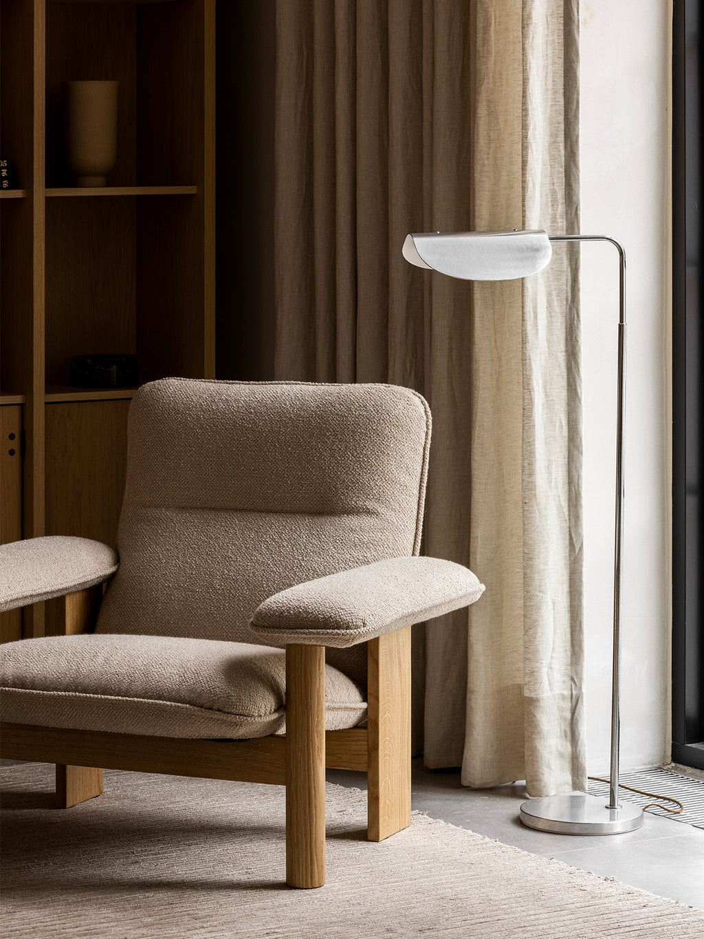 Fauteuil scandinave du milieu du siècle à dossier haut avec accoudoirs exagérés pour salon et chambre à coucher