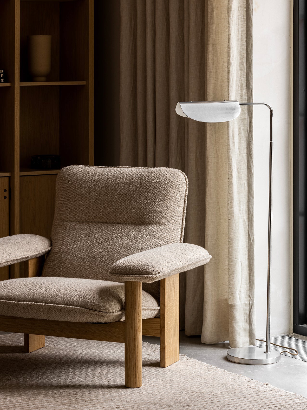 Fauteuil scandinave du milieu du siècle à dossier haut avec accoudoirs exagérés pour salon et chambre à coucher