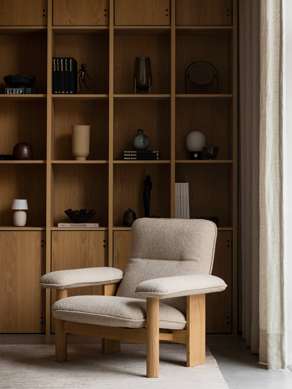 Fauteuil scandinave du milieu du siècle à dossier haut avec accoudoirs exagérés pour salon et chambre à coucher