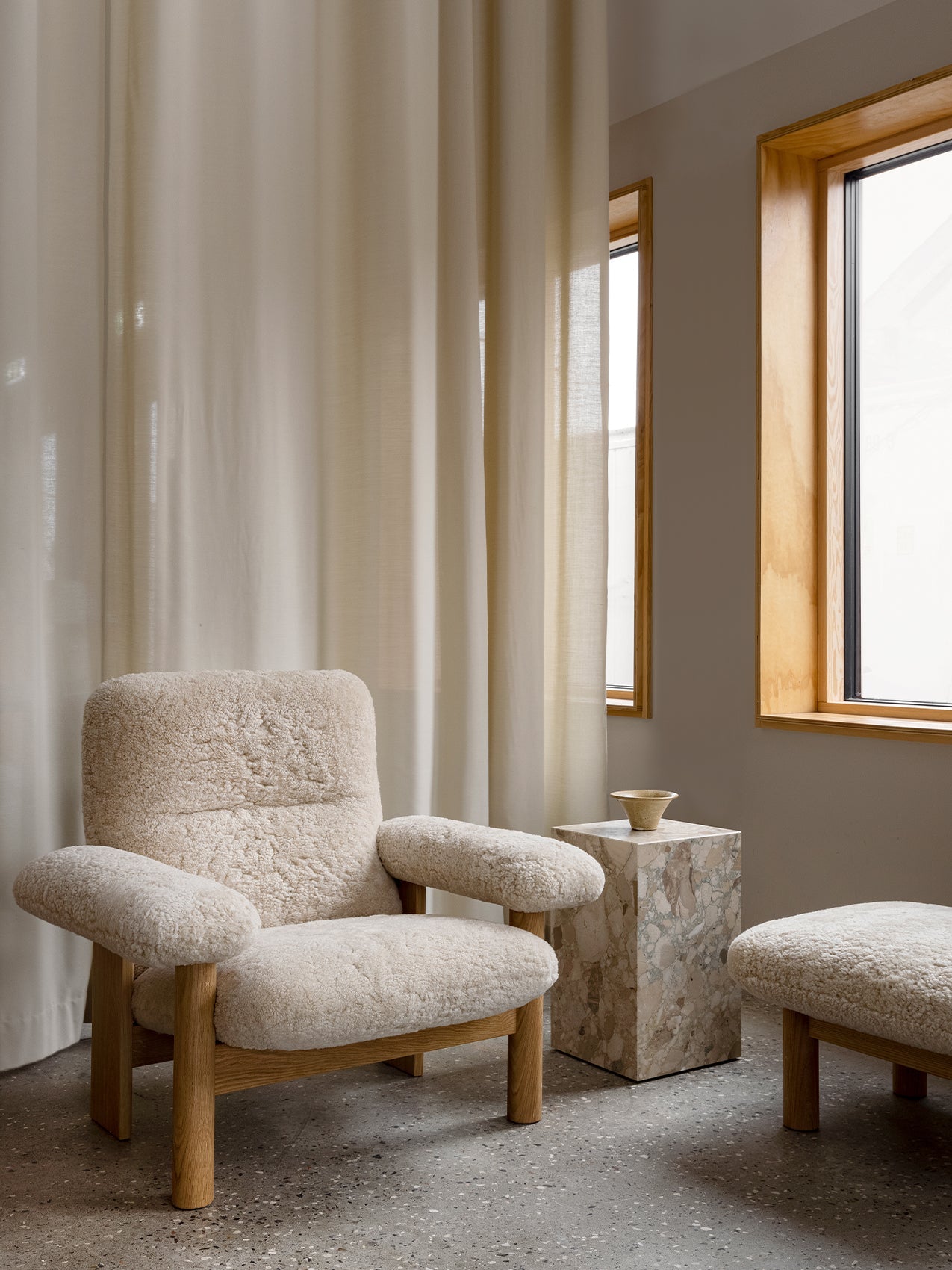 Fauteuil scandinave mi-siècle à dossier haut en peau de mouton avec accoudoirs exagérés pour salon et chambre