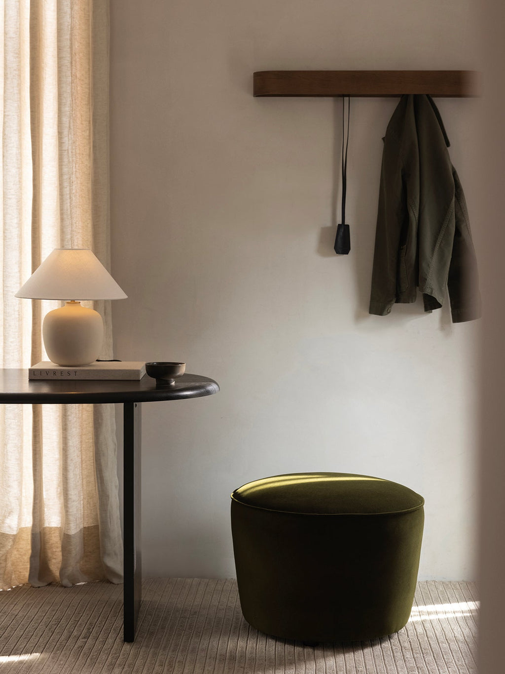 Porte-manteau mural en chêne scandinave avec crochets escamotables pour entrée