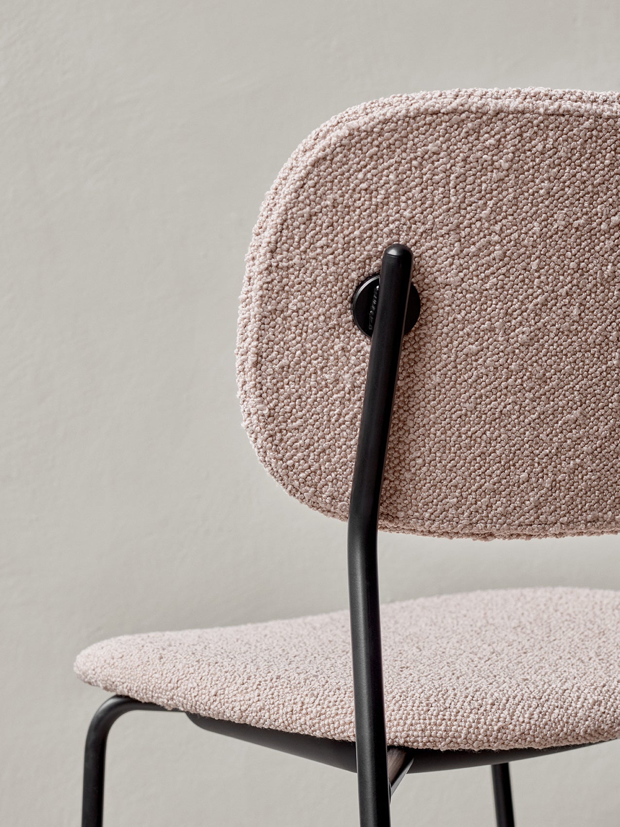 Chaise de salle à manger contemporaine entièrement rembourrée avec piètement noir et assise et dossier rembourrés pour salle à manger