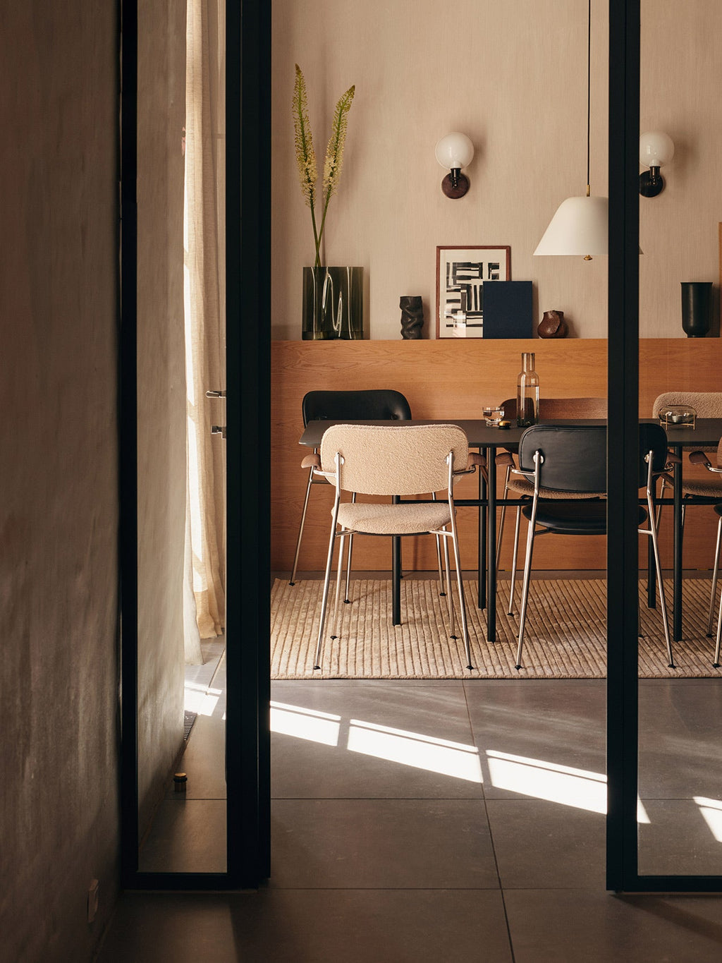 Chaise de salle à manger et de bureau contemporaine rembourrée avec accoudoir et piètement chromé