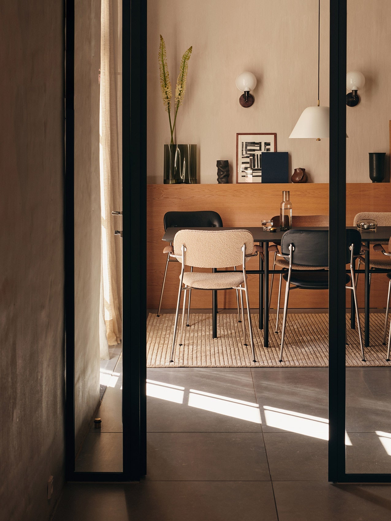 Chaise de salle à manger et de bureau contemporaine rembourrée avec accoudoir et piètement chromé
