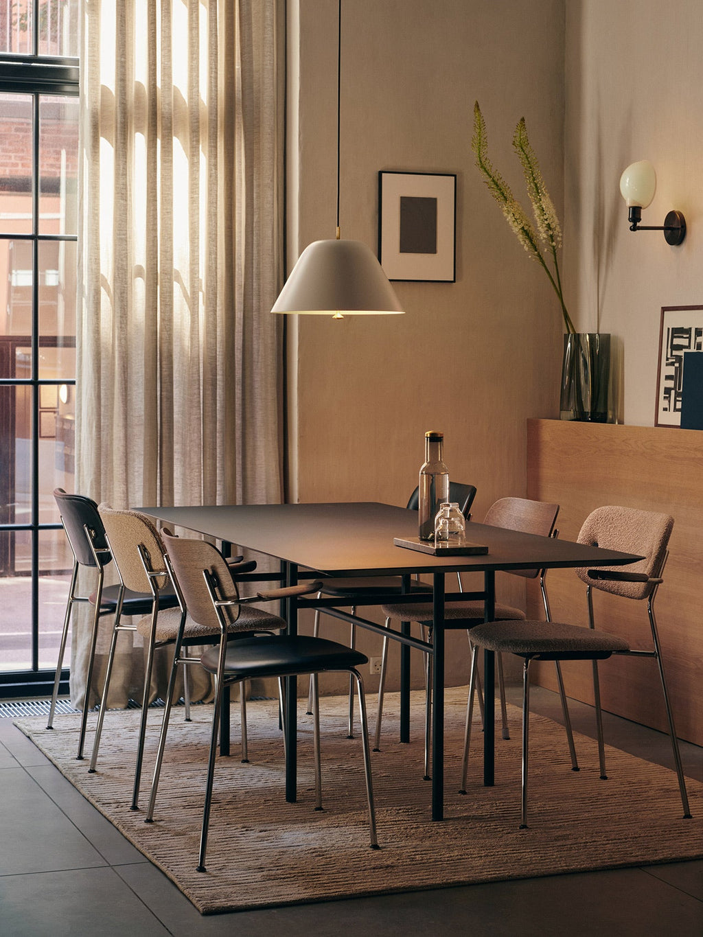 Chaise de salle à manger et de bureau contemporaine rembourrée avec accoudoir et piètement chromé