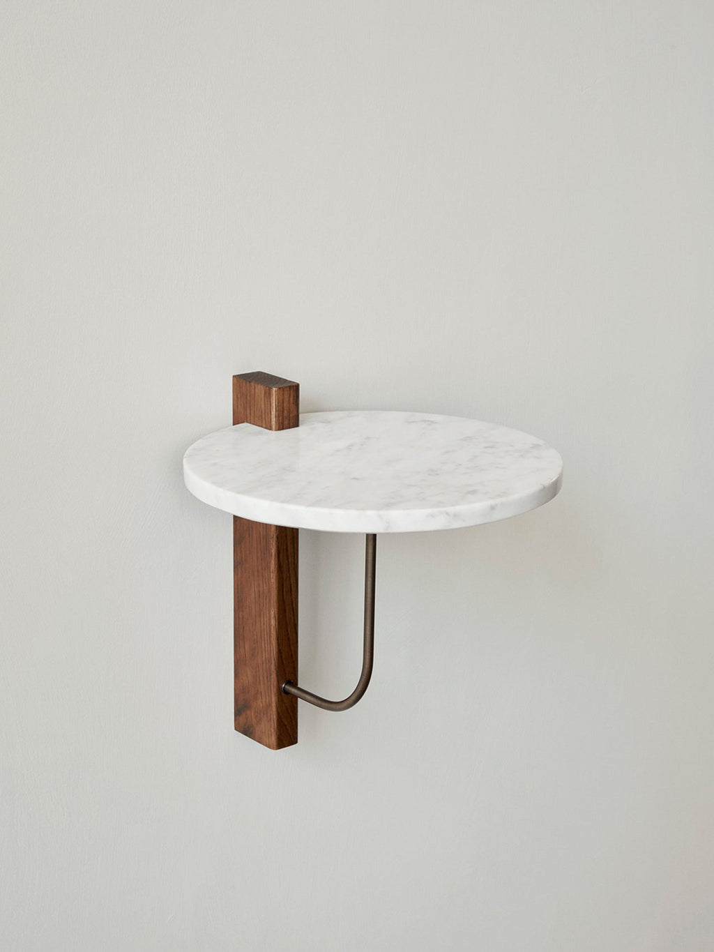 Étagère murale moderniste en marbre et chêne foncé, taille moyenne, avec support architectural pour chambre à coucher
