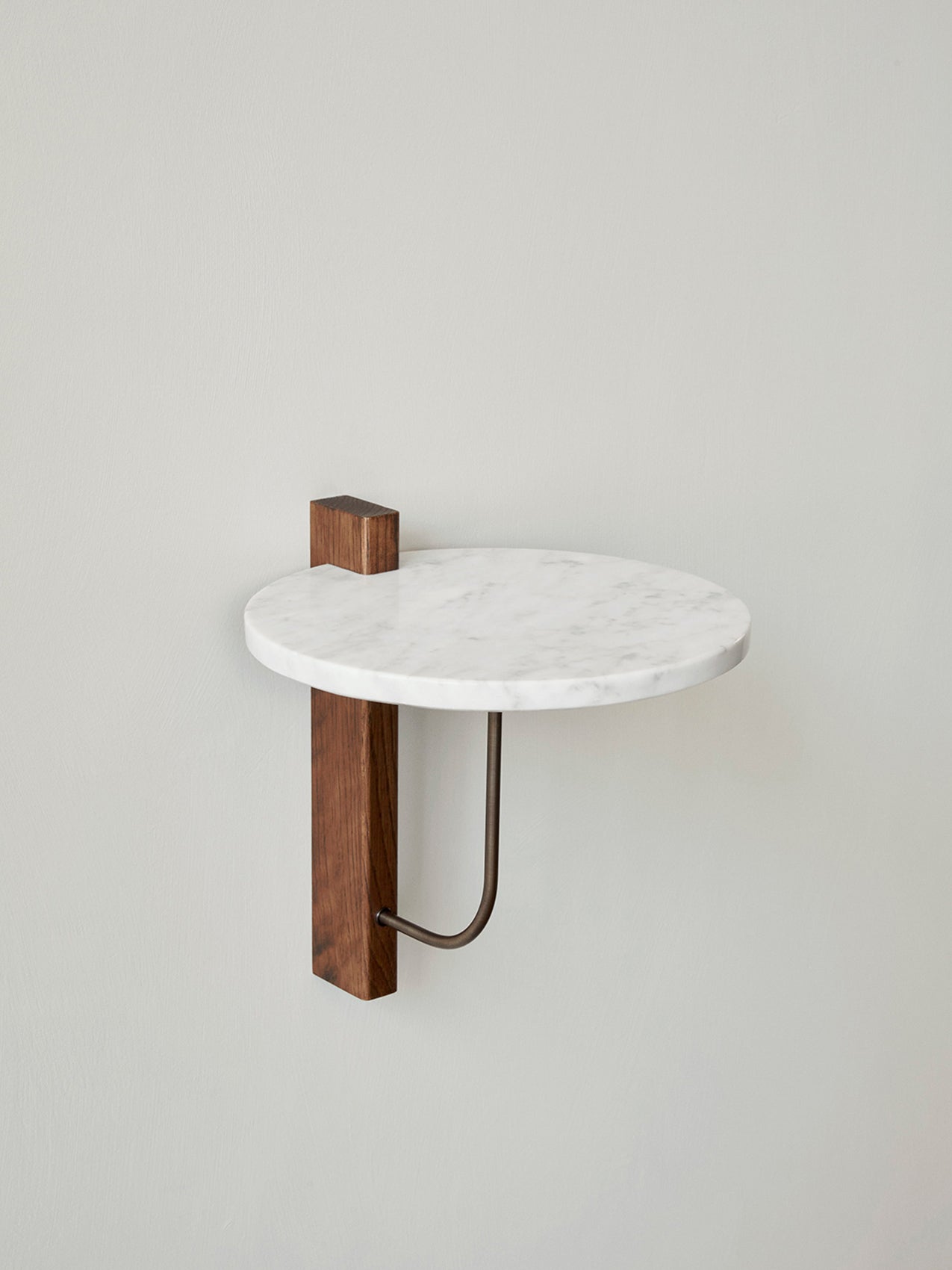 Étagère murale moderniste en marbre et chêne foncé, taille moyenne, avec support architectural pour chambre à coucher