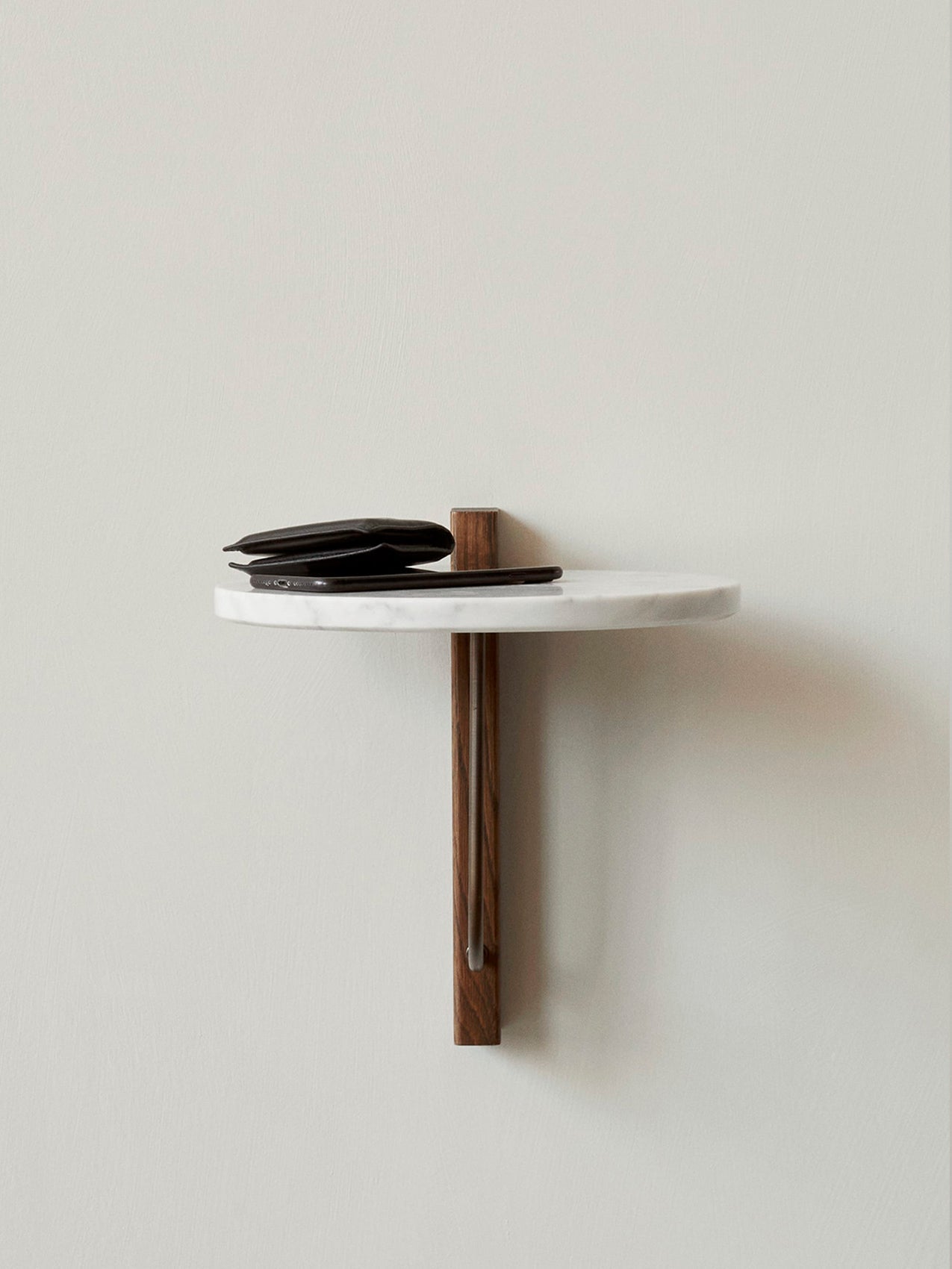 Étagère murale moderniste en marbre et chêne foncé, taille moyenne, avec support architectural pour chambre à coucher