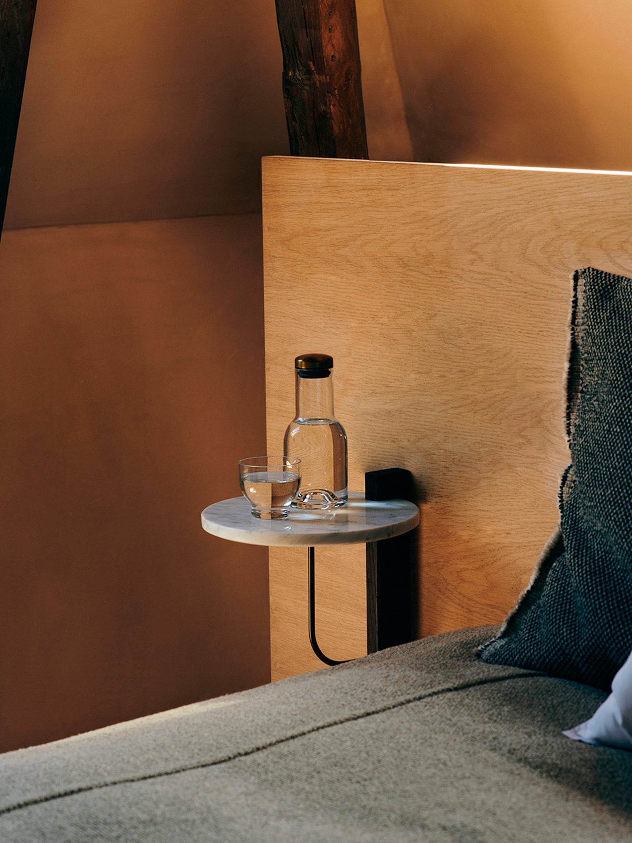 Étagère murale moderniste en marbre et chêne foncé, taille moyenne, avec support architectural pour chambre à coucher