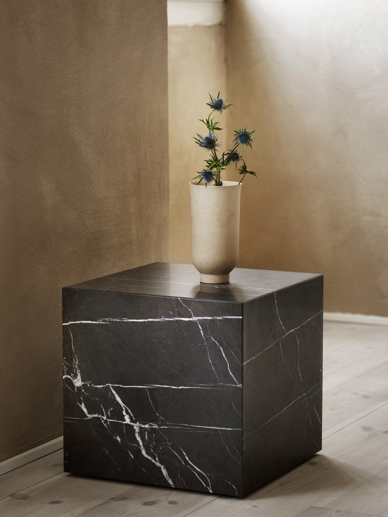 Table d'appoint minimaliste en marbre et pierre avec piédestal cubique sculptural pour salon et couloir