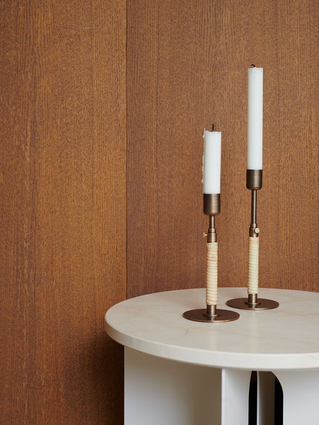 Table d'appoint contemporaine en acier et marbre Ø40 avec pieds en métal thermolaqué pour salon et chambre