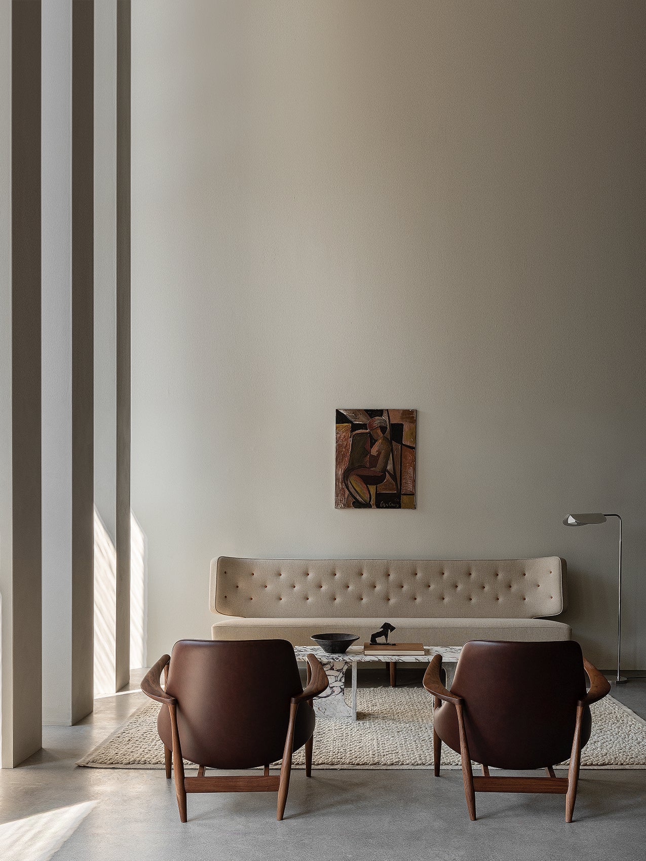 Fauteuil de salon en cuir avec accoudoirs sculptés pour le salon