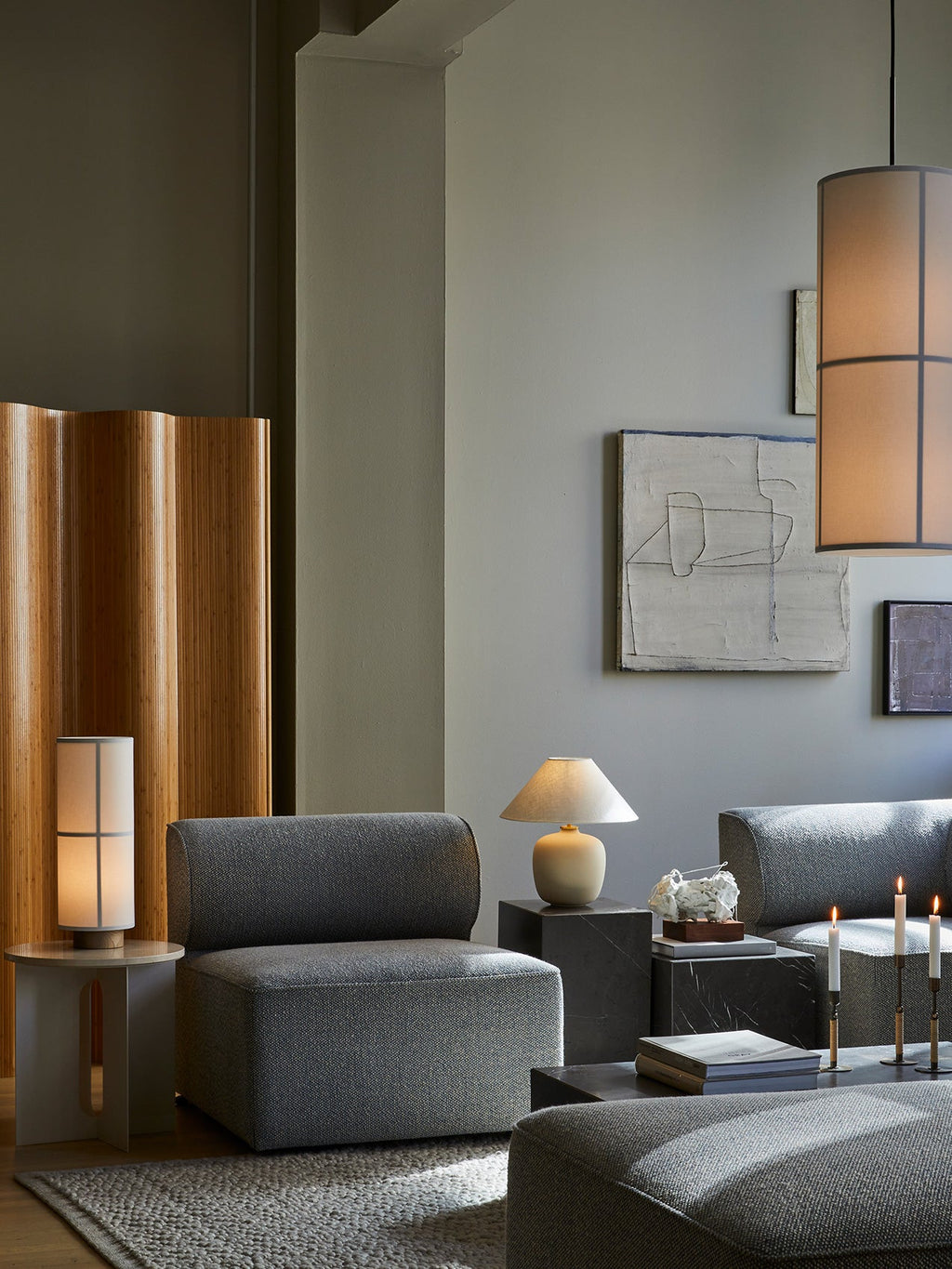 Table d'appoint minimaliste en marbre et pierre avec piédestal cubique sculptural pour salon et couloir
