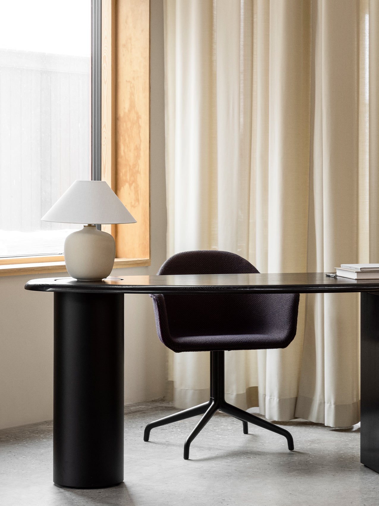 Chaise de salle à manger contemporaine rembourrée, piétement étoile pivotant noir, avec coque ergonomique, pour salle à manger et bureau