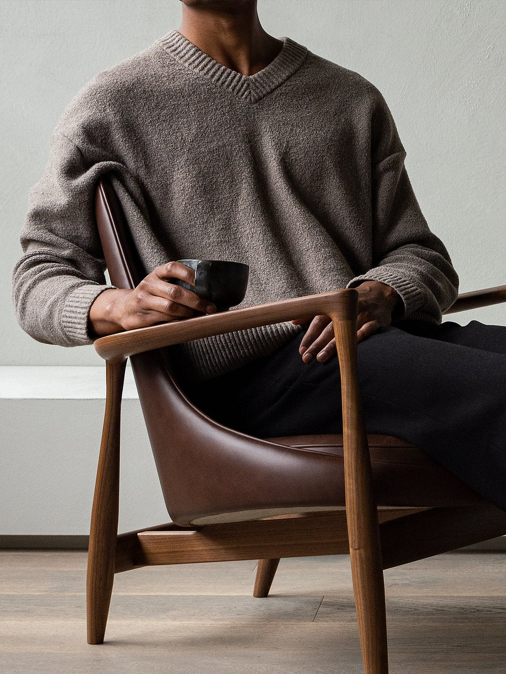 Fauteuil de salon en cuir avec accoudoirs sculptés pour le salon