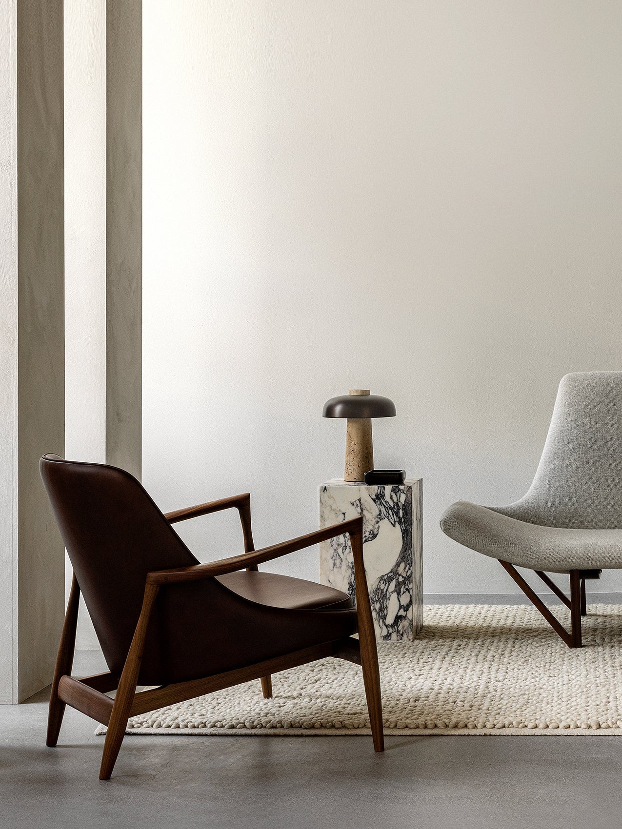Fauteuil de salon en cuir avec accoudoirs sculptés pour le salon