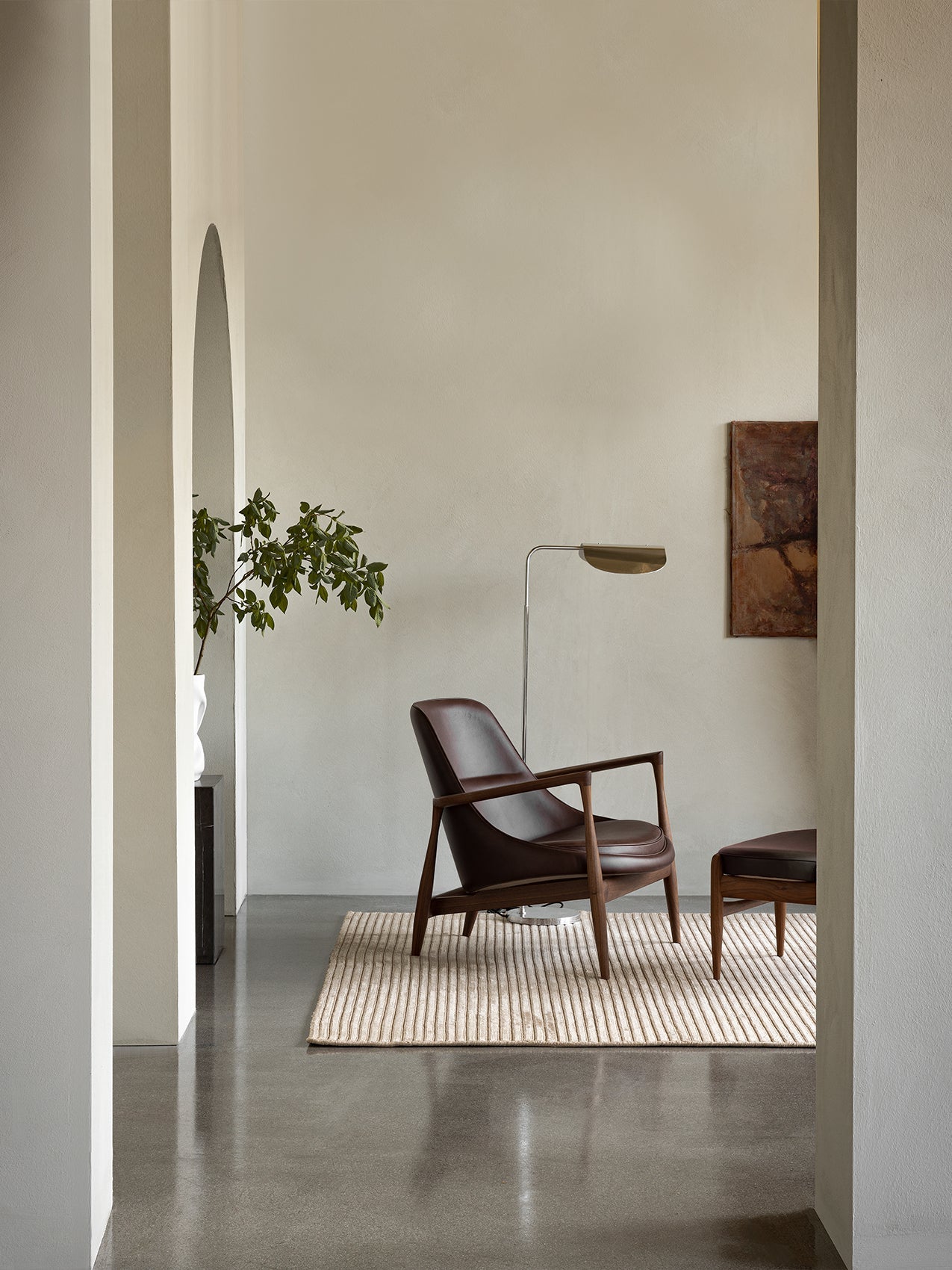 Fauteuil de salon en cuir avec accoudoirs sculptés pour le salon