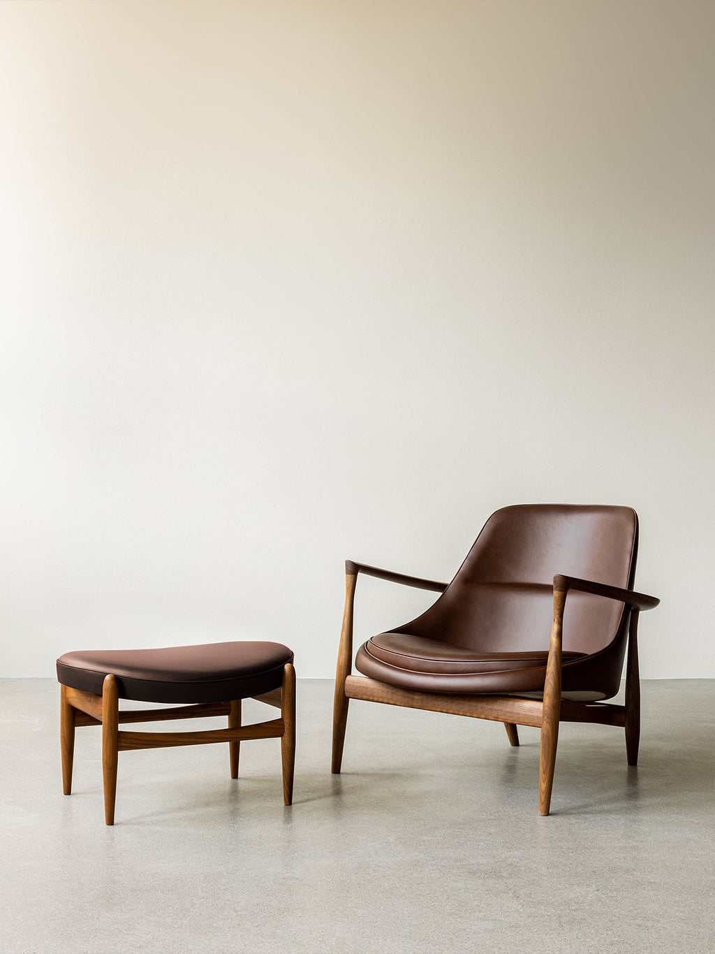 Fauteuil de salon en cuir avec accoudoirs sculptés pour le salon