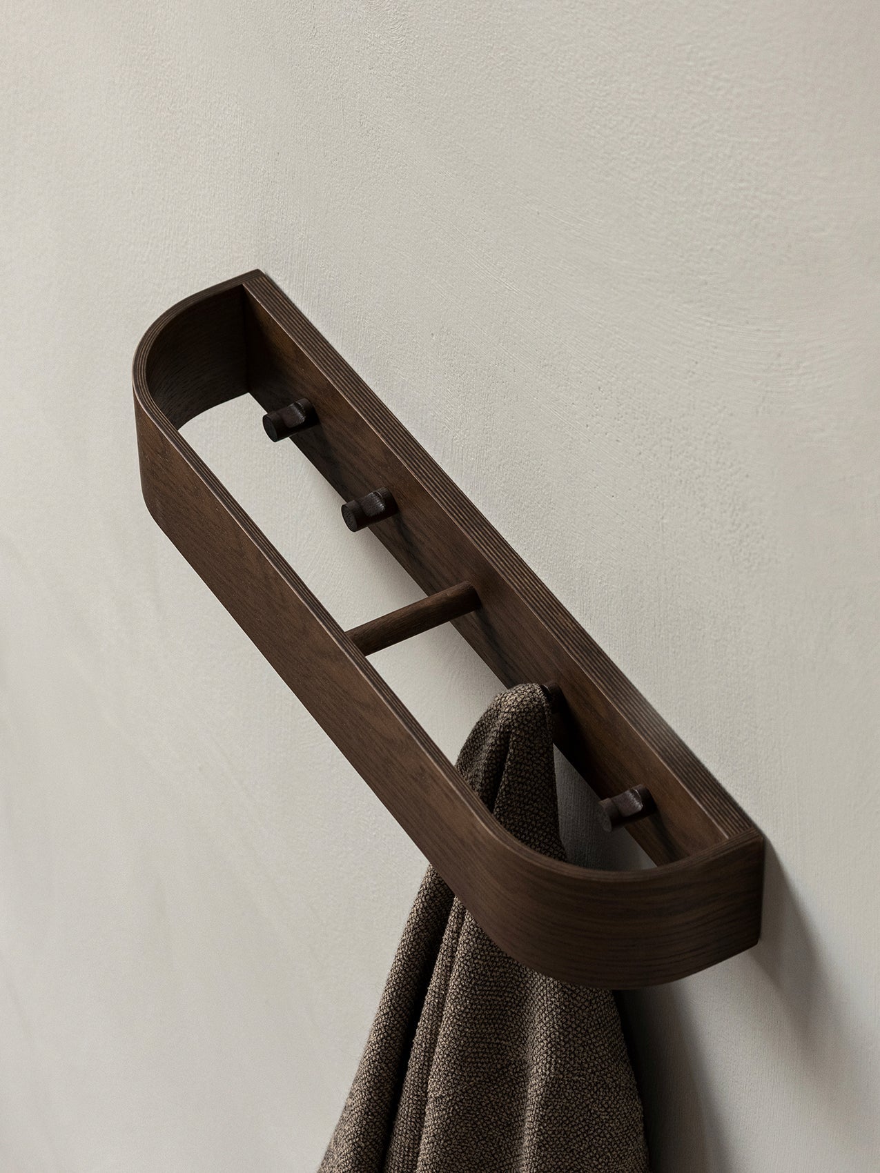 Porte-manteau mural en chêne scandinave avec crochets escamotables pour entrée