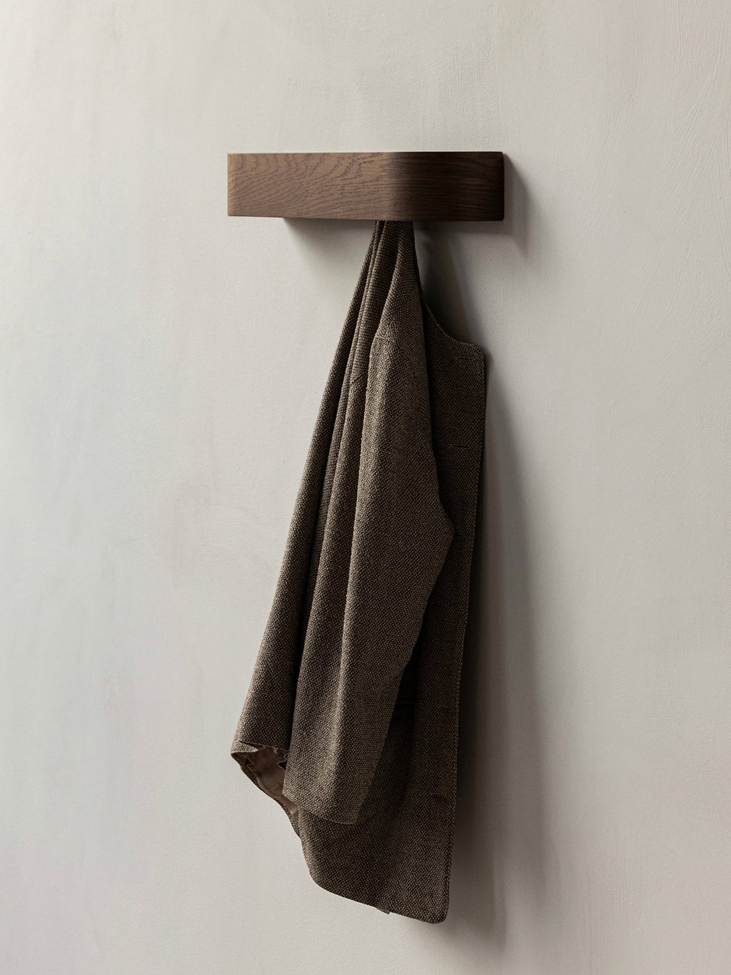 Porte-manteau mural en chêne scandinave avec crochets escamotables pour entrée