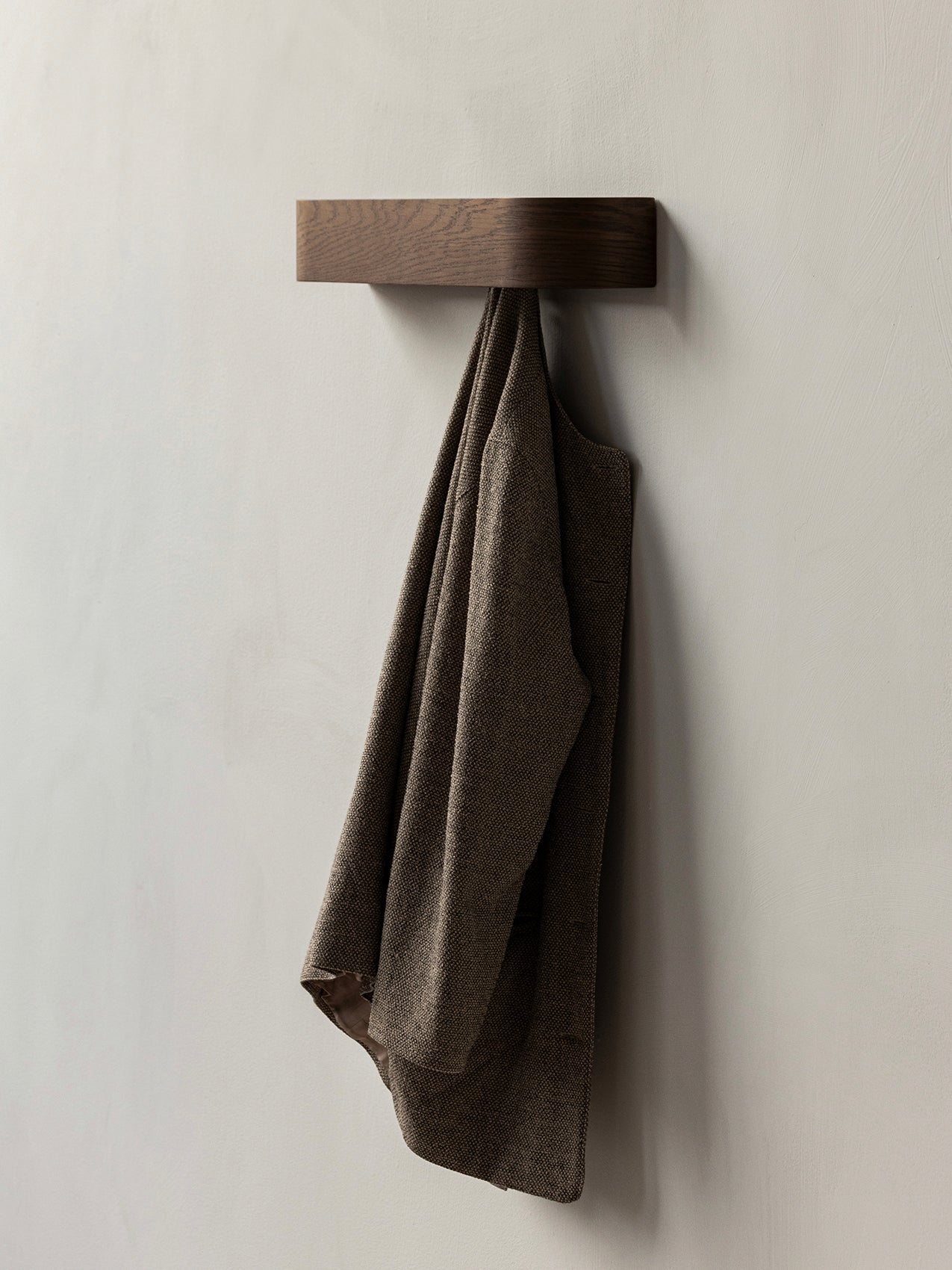 Porte-manteau mural en chêne scandinave avec crochets escamotables pour entrée