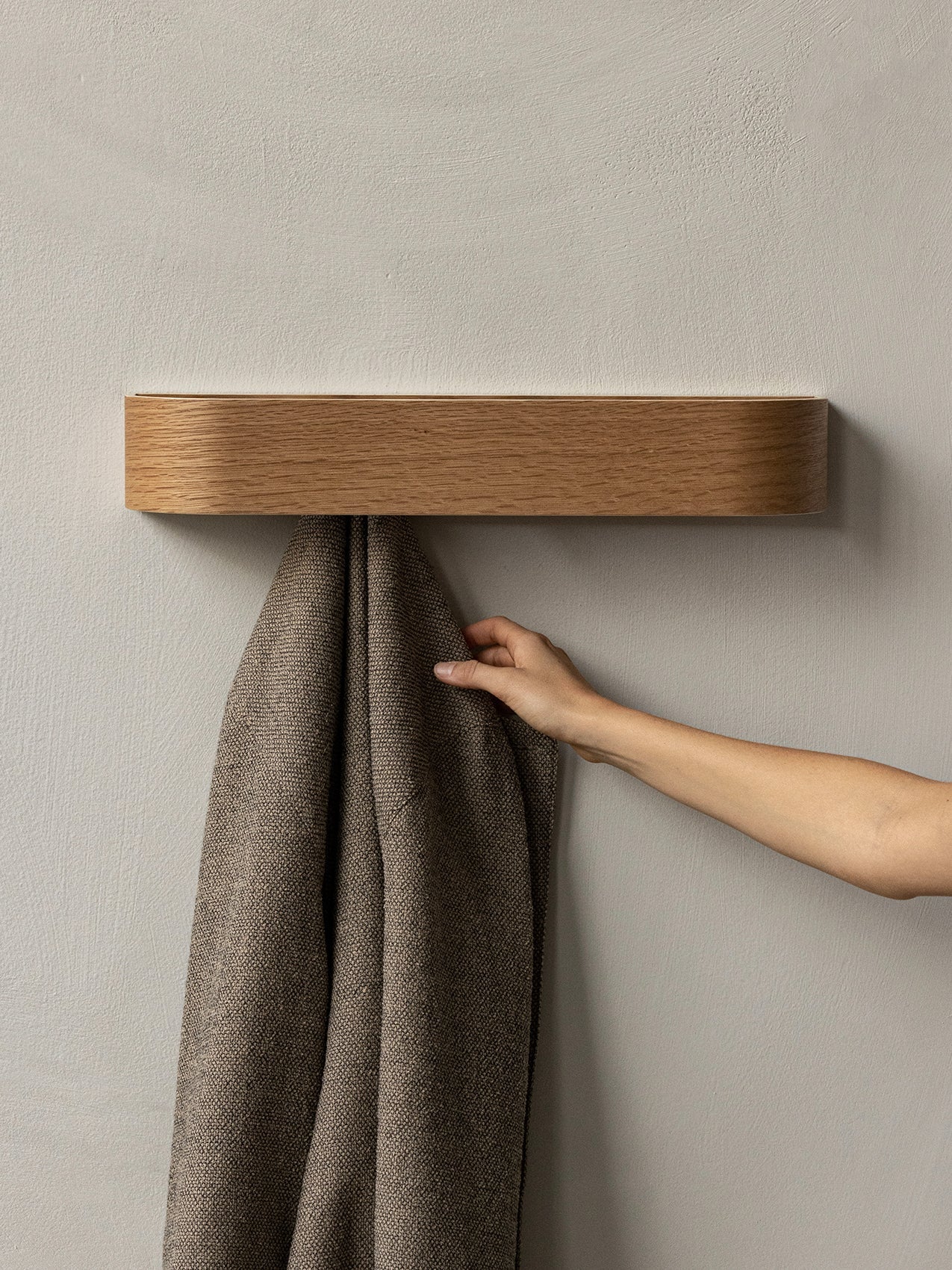Porte-manteau mural en chêne scandinave avec crochets escamotables pour entrée