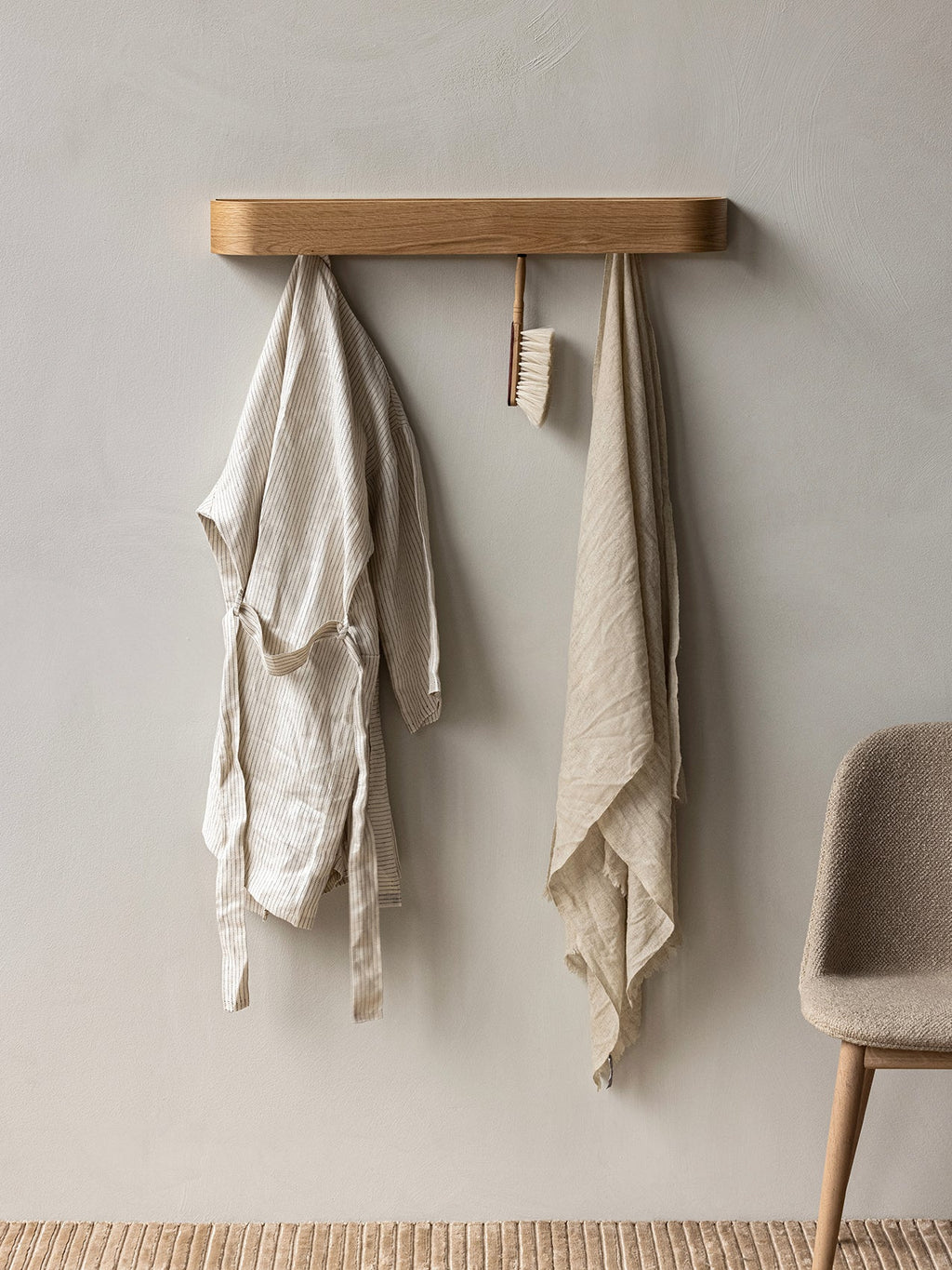 Porte-manteau mural en chêne scandinave avec crochets escamotables pour entrée