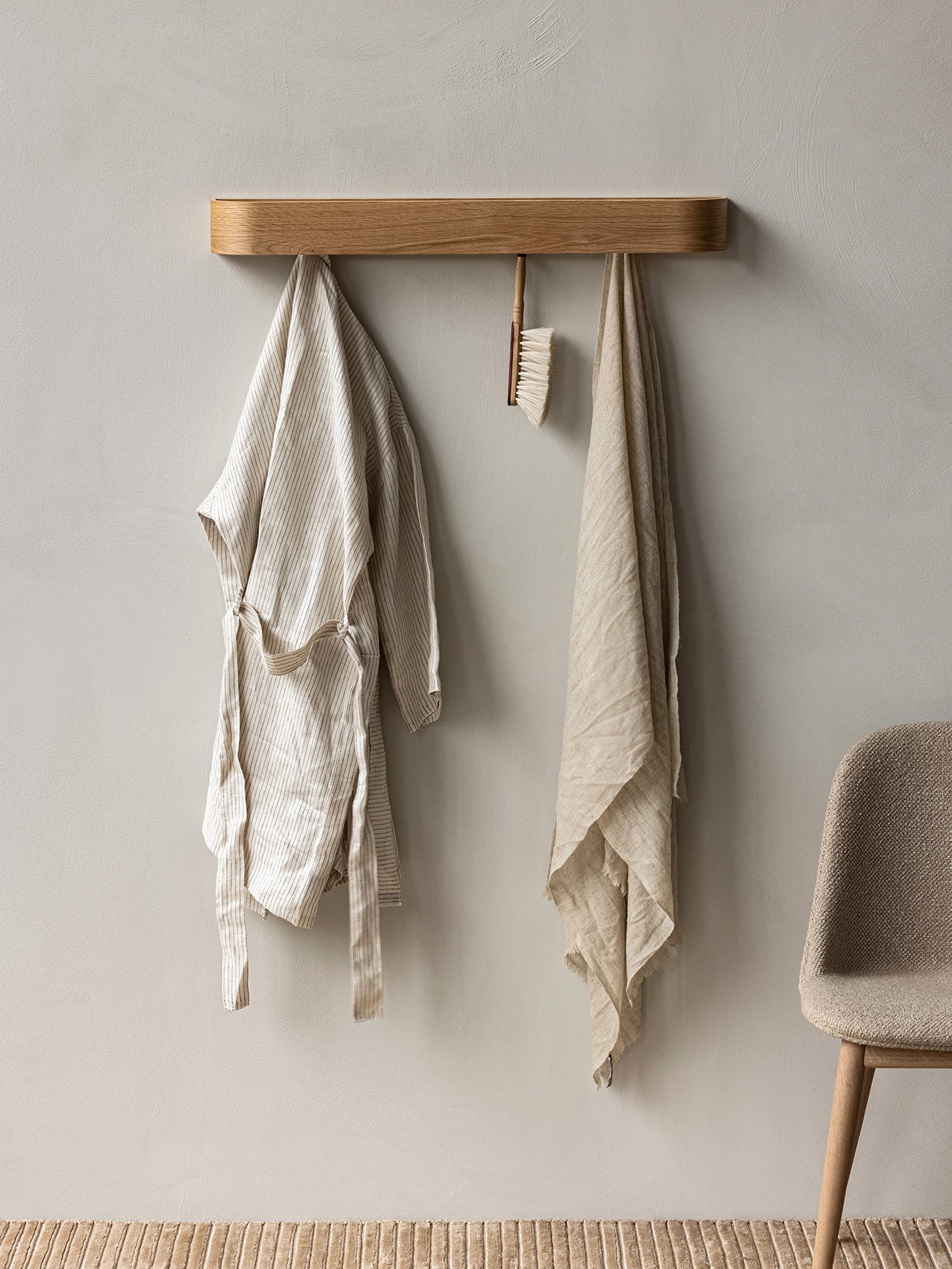 Porte-manteau mural en chêne scandinave avec crochets escamotables pour entrée