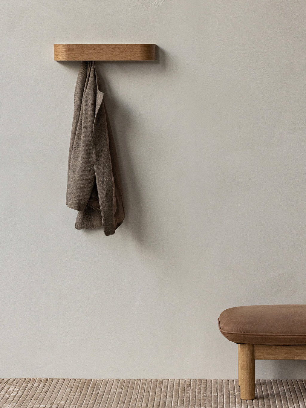 Porte-manteau mural en chêne scandinave avec crochets escamotables pour entrée