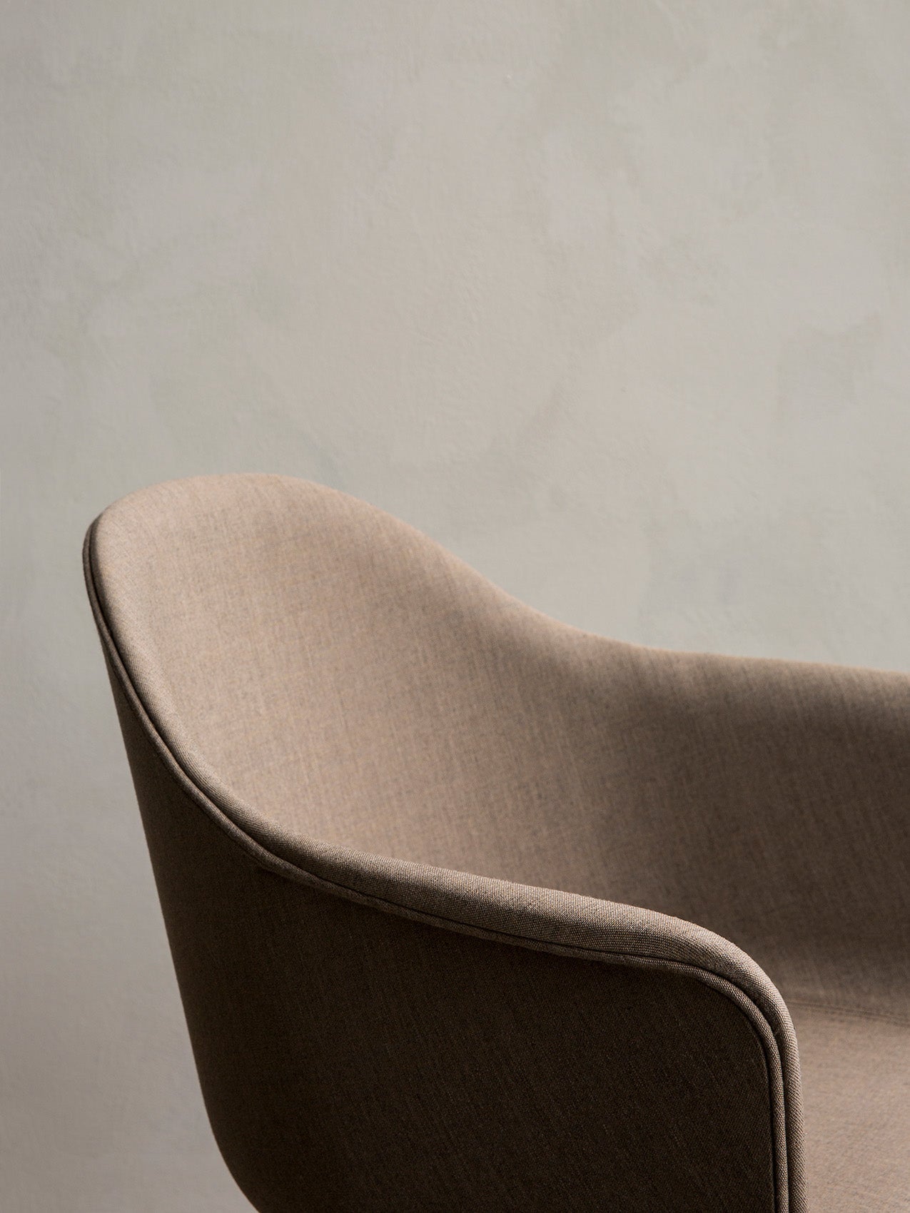 Chaise de salle à manger contemporaine rembourrée, piètement en acier noir avec dossier haut ergonomique pour salle à manger et bureau.