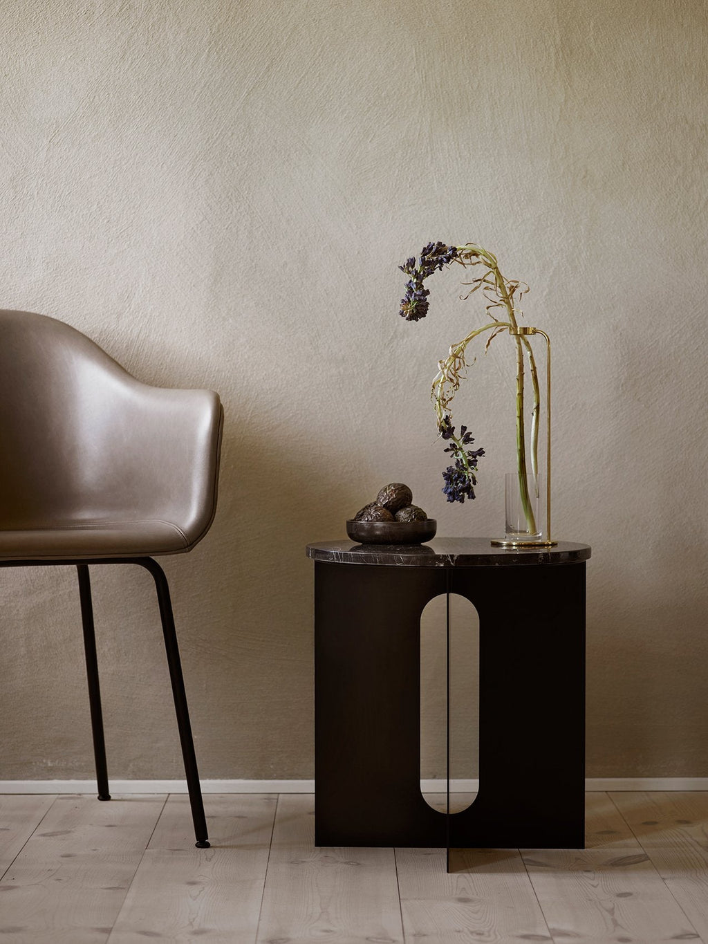 Table d'appoint contemporaine en acier et marbre Ø40 avec pieds en métal thermolaqué pour salon et chambre
